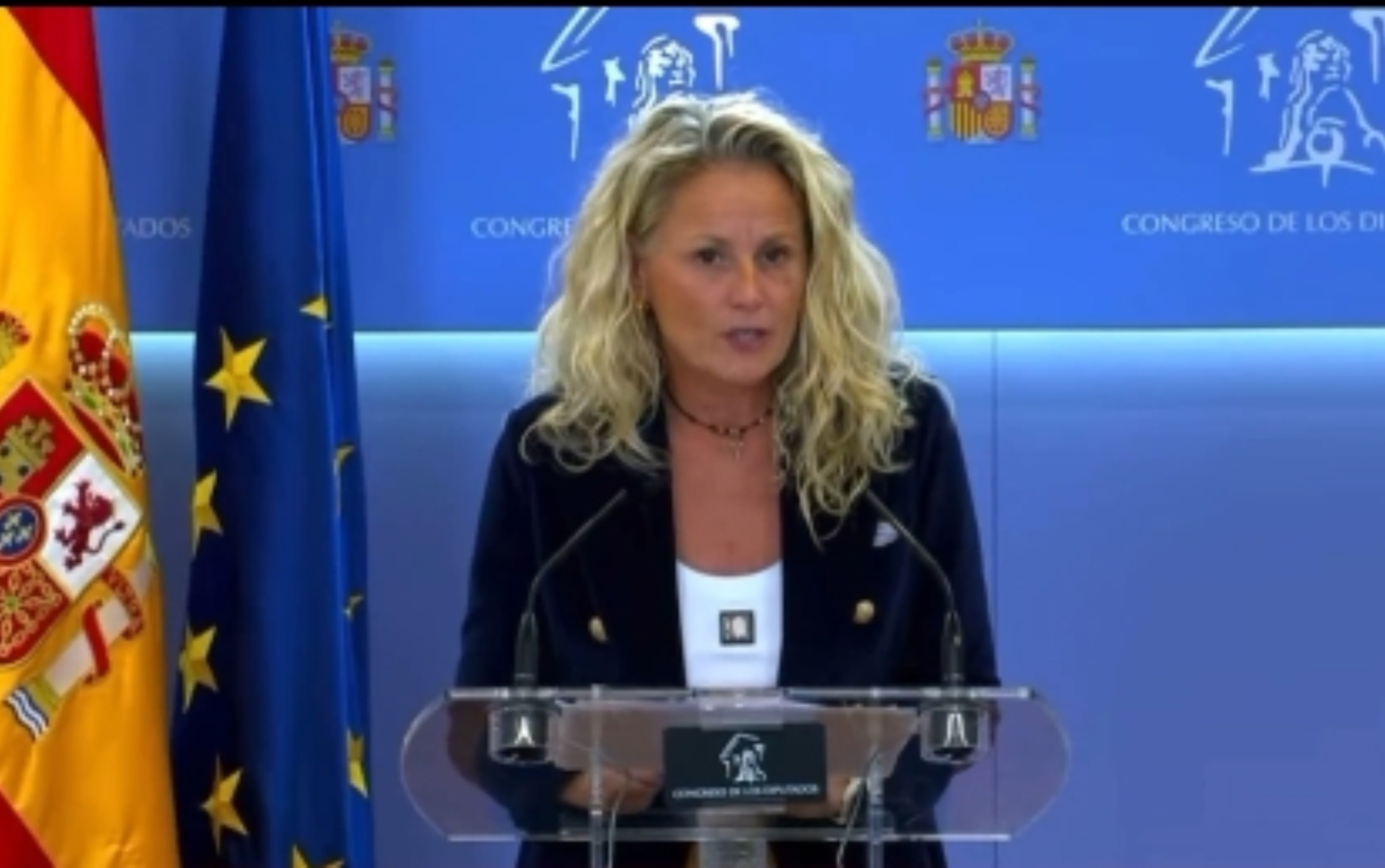 Vito pregunta a la portavoz del PSOE por los indicios de una caja B en el partido... La portavoz no responde... y otra rauda periodista desvía la atención para interesarse por el cambio horario