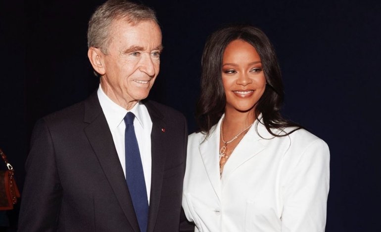  Rihanna con el CEO de LVMH, Bernard Arnault, en mayo de 2019 en una presentación de Fenty Beauty