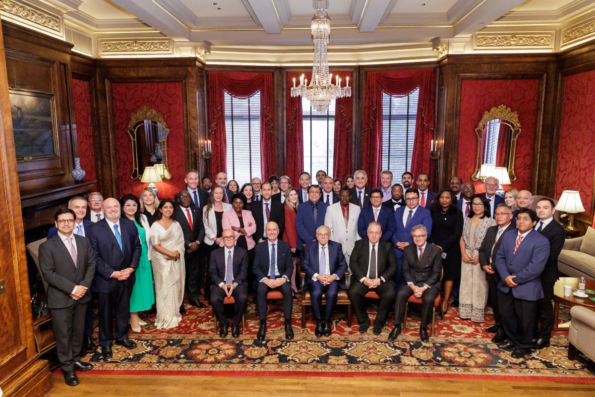 Foto de familia de la 34.ª Asamblea General del WSBI, presidida por Isidro Fainé, celebrada en Washington Foto de familia de la 34.ª Asamblea General del WSBI, presidida por Isidro Fainé, celebrada en Washington