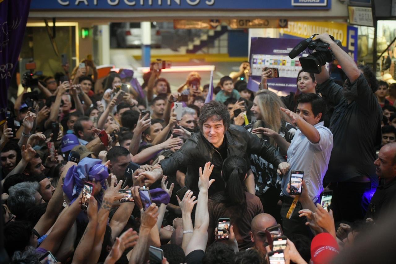 Las últimas encuestas apuntan a que la fuerza más votada sería La Libertad Avanza, del actual presidente Javier Milei Las últimas encuestas apuntan a que la fuerza más votada sería La Libertad Avanza, del actual presidente Javier Milei