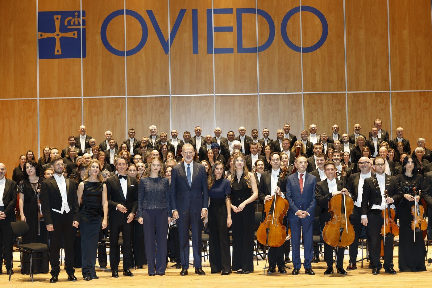 Don Felipe y Doña Letizia y sus hijas Doña Leonor y Doña Sofía con los miembros de la OFIL y el Coro de la Fundación Princesa de Asturias Don Felipe y Doña Letizia y sus hijas Doña Leonor y Doña Sofía con los miembros de la OFIL y el Coro de la Fundación Princesa de Asturias