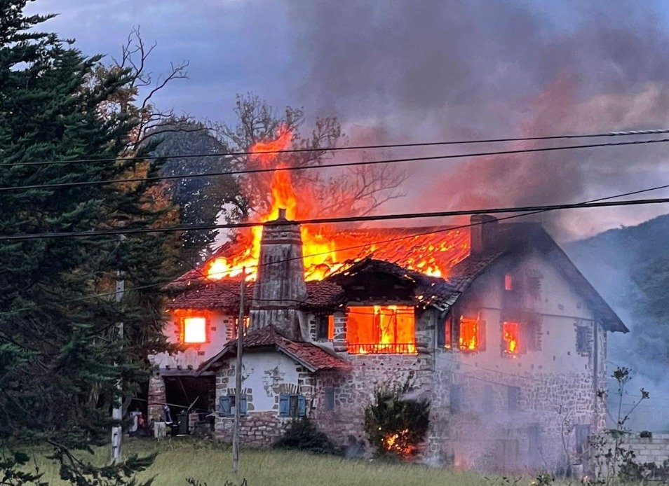 Un nuevo caso llega desde Guipúzcoa, donde los bomberos han tenido que intervenir para parar un incendio en un caserío construido en 1910 Un nuevo caso llega desde Guipúzcoa, donde los bomberos han tenido que intervenir para parar un incendio en un caserío construido en 1910