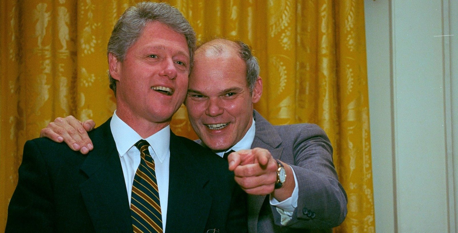 Bajo el lema “es la economía, estúpido” acabó llegando contra todo pronóstico a la Casa Blanca. Dicha frase fue atribuida a James Carville, el estratega principal de la campaña presidencial de Bill Clinton Bajo el lema “es la economía, estúpido” acabó llegando contra todo pronóstico a la Casa Blanca. Dicha frase fue atribuida a James Carville, el estratega principal de la campaña presidencial de Bill Clinton