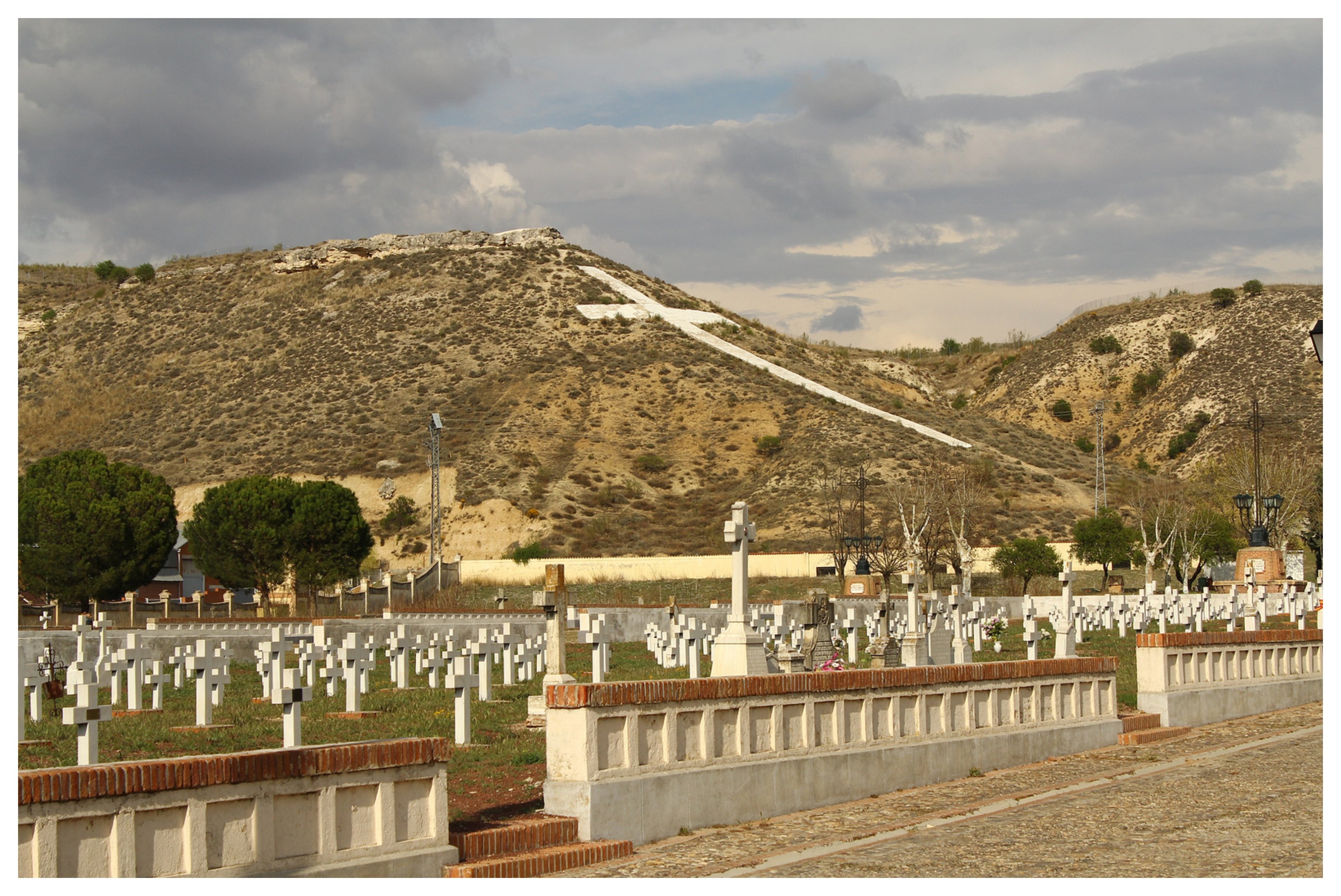 En pocos cementerios, como en Paracuellos, reposan los restos de tantos mártires beatificados, si es que hay alguno que le supere