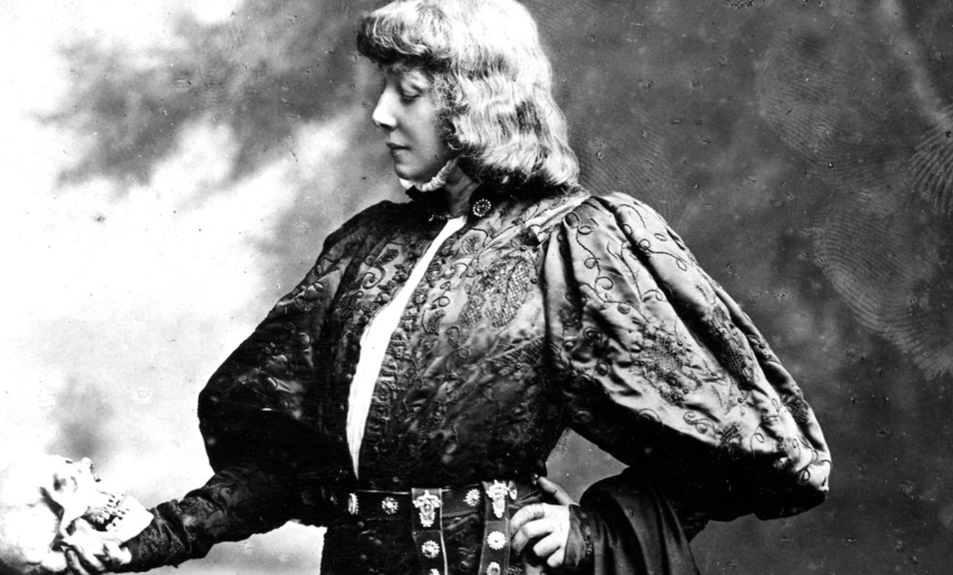 Me viene a la mente una cita de Hamlet en la que éste rechaza la idea de que la voluntad de los dioses o el destino pueda adivinarse y, en consecuencia, evitarse. Es decir, concluye que todo se desarrollará según un plan inmutable Me viene a la mente una cita de Hamlet en la que éste rechaza la idea de que la voluntad de los dioses o el destino pueda adivinarse y, en consecuencia, evitarse. Es decir, concluye que todo se desarrollará según un plan inmutable