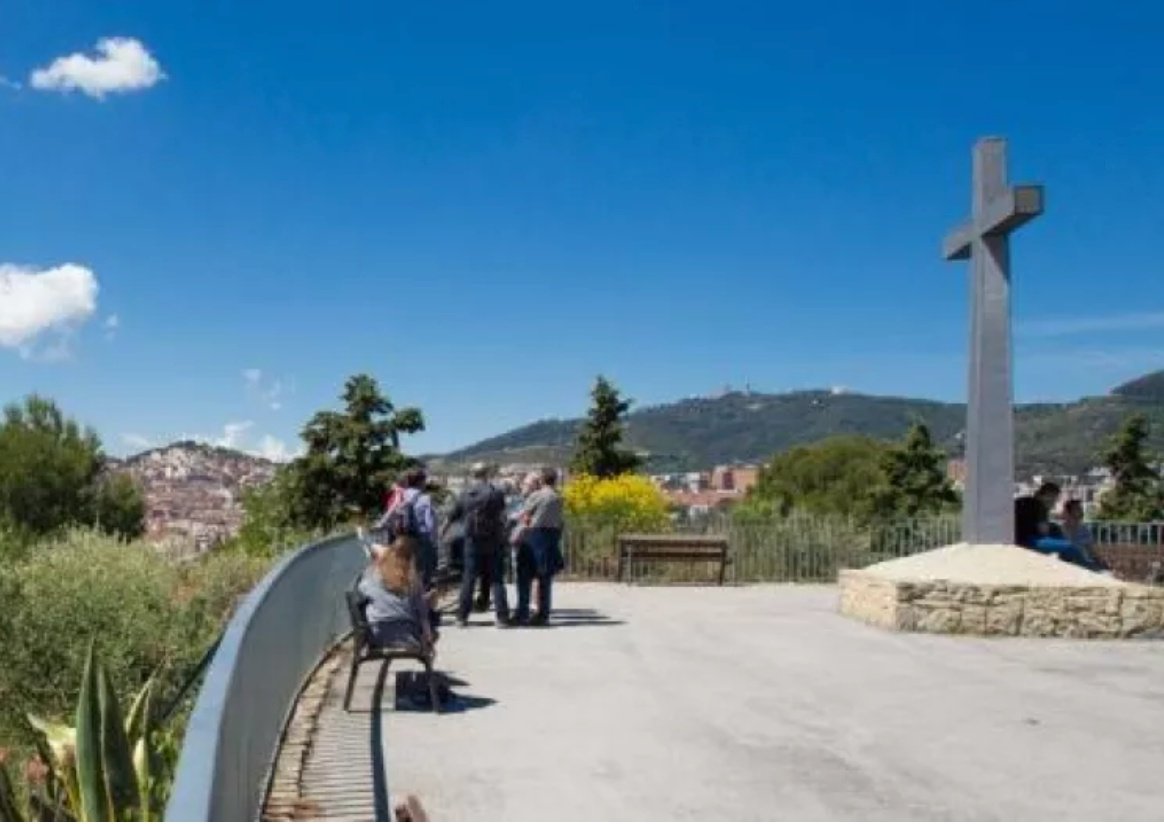 Cruz que corona el Turó de la Peira, situada en el Nou Barris, de Barcelona