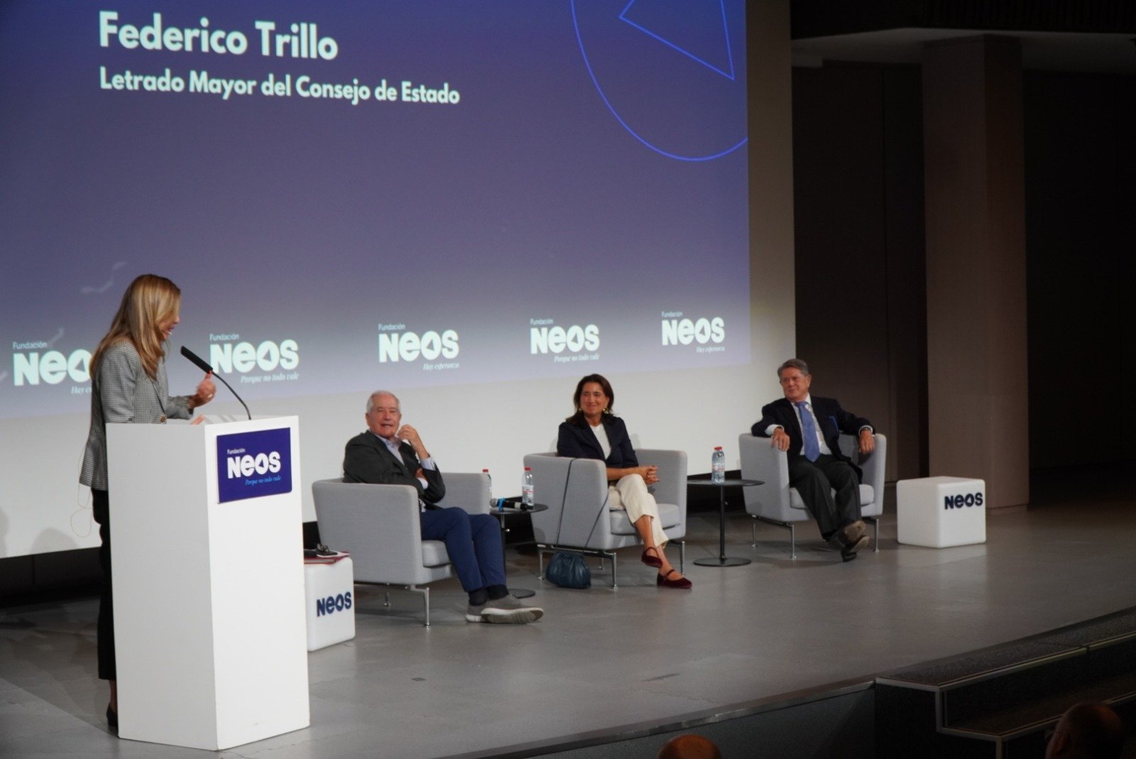 El encuentro contó con la participación de María San Gil, vicepresidenta de NEOS; Luisa González, doctora en Medicina y profesora de Ética en la Universidad CEU San Pablo; Jesús Cacho, director de Vozpópuli; y Federico Trillo, expresidente del Congreso y exministro de Justicia. La periodista venezolana Goizeder Azúa moderó el acto