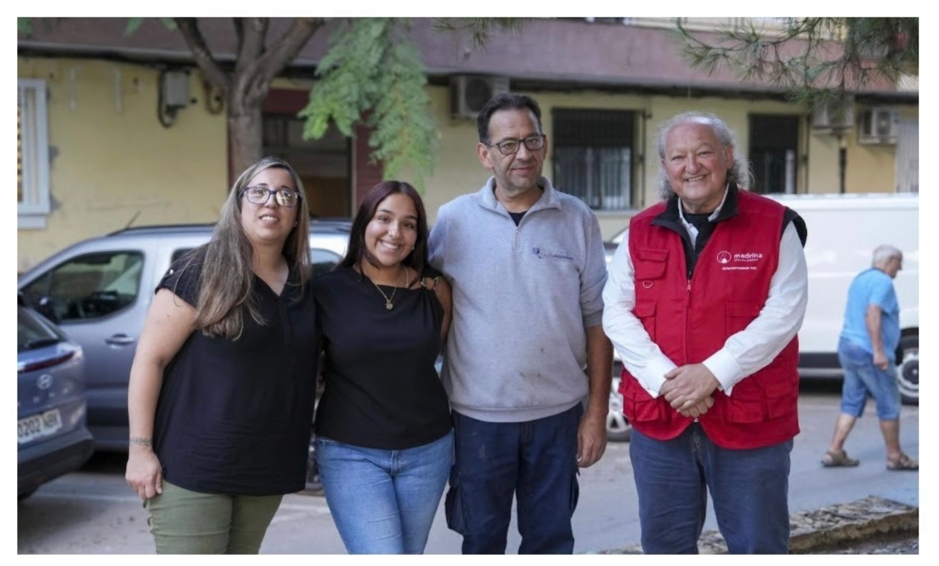 La familia Quintero Beltrán, un año después de que la DANA arrasara su casa, en Alfafar, en la imagen con el presidente de Fundación Madrina, Conrado Giménez La familia Quintero Beltrán, un año después de que la DANA arrasara su casa, en Alfafar, en la imagen con el presidente de Fundación Madrina, Conrado Giménez