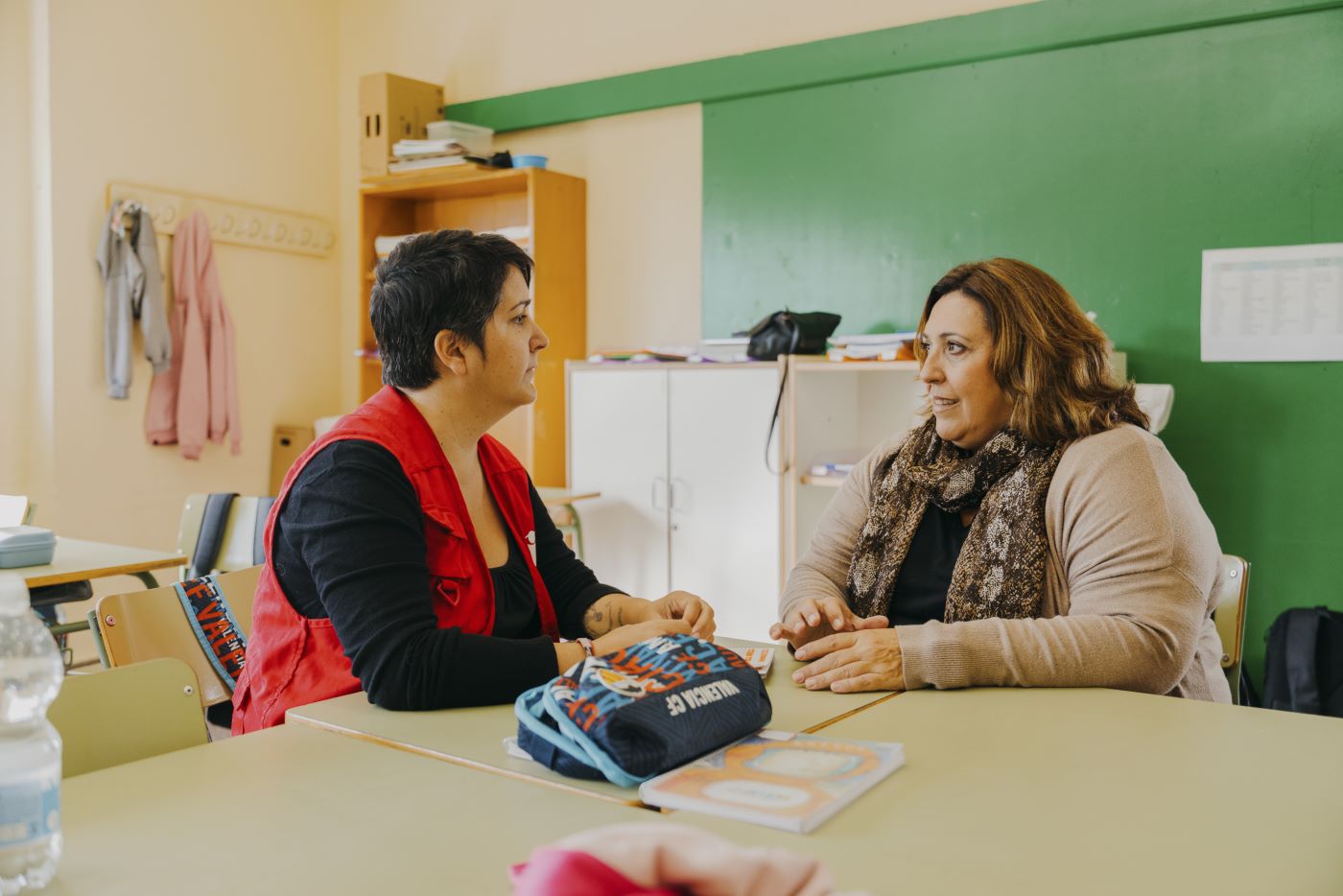 Inma, madre usuaria de CaixaProinfancia y Mónica San Julián, trabajadora social de Save the Children, conversando Inma, madre usuaria de CaixaProinfancia y Mónica San Julián, trabajadora social de Save the Children, conversando
