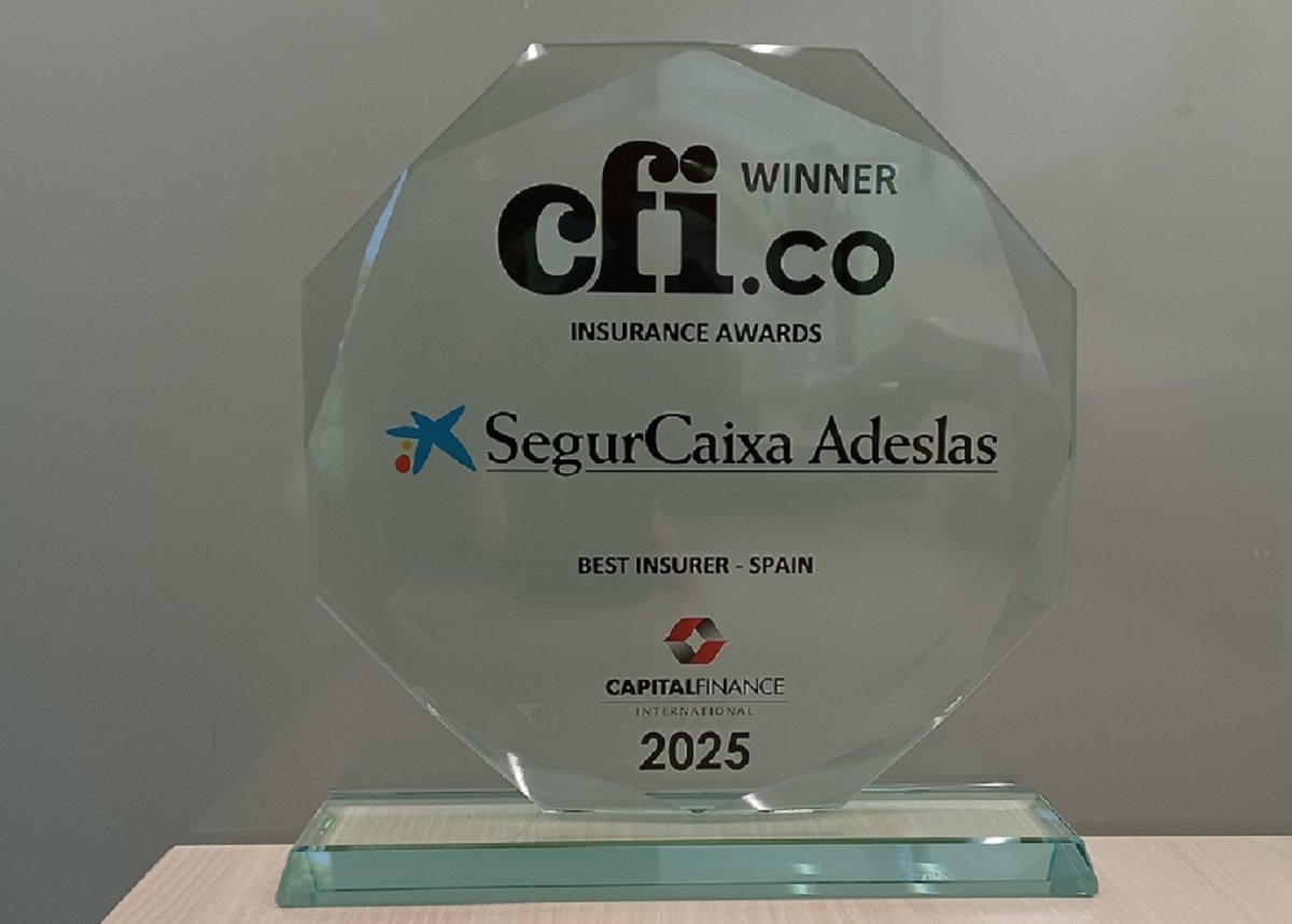 Adeslas ofrece herramientas novedosas que dan al asegurado mayor autonomía y ponen a su alcance nuevos servicios más ágiles, sencillos y convenientes Adeslas ofrece herramientas novedosas que dan al asegurado mayor autonomía y ponen a su alcance nuevos servicios más ágiles, sencillos y convenientes