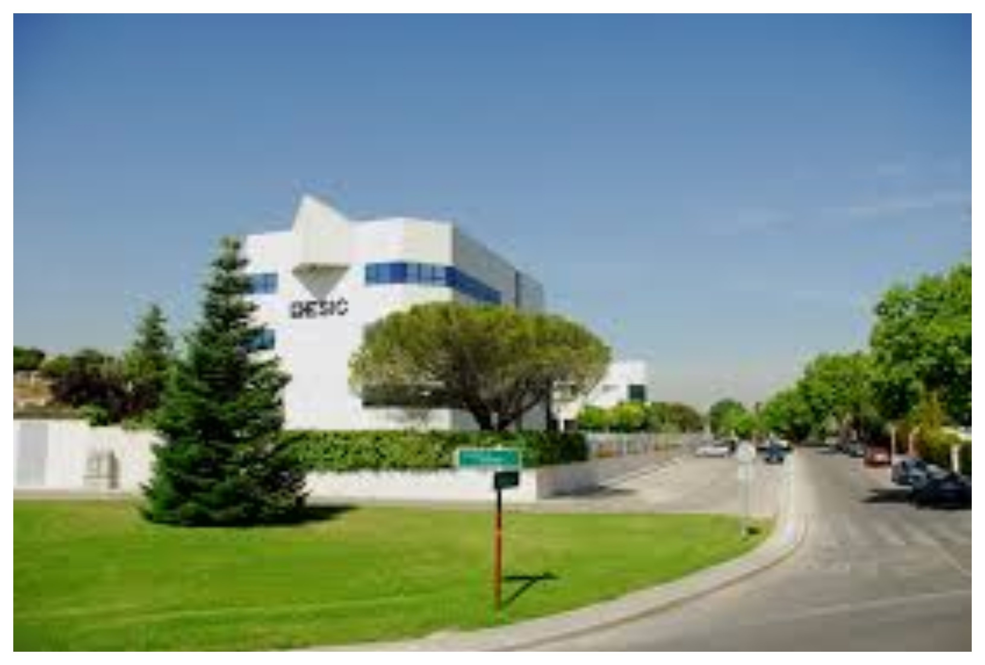 Esta universidad está regentada por la congregación religiosa de los Padres Reparadores del Sagrado Corazón de Jesús. Privada y encima religiosa. ¡Qué horror! Esta universidad está regentada por la congregación religiosa de los Padres Reparadores del Sagrado Corazón de Jesús. Privada y encima religiosa. ¡Qué horror!