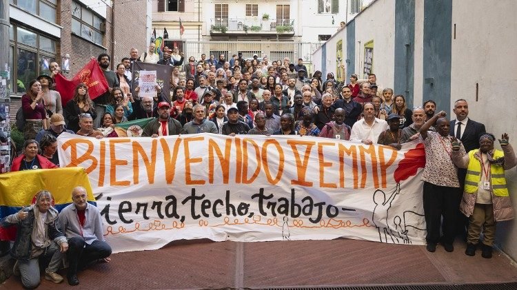 El Papa León XIV dirigiéndose al Encuentro Mundial de Movimientos Populares, reunido en  Roma entre el 22 y el 24 de octubre, planteó un gran discurso, basado en las tres necesidades primarias que ya resumiera el Papa Francisco: tierra, techo y trabajo El Papa León XIV dirigiéndose al Encuentro Mundial de Movimientos Populares, reunido en  Roma entre el 22 y el 24 de octubre, planteó un gran discurso, basado en las tres necesidades primarias que ya resumiera el Papa Francisco: tierra, techo y trabajo