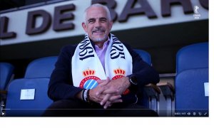 Alan Pace, con la bufanda de El Español que ha celebrado su 125 cumpleaños