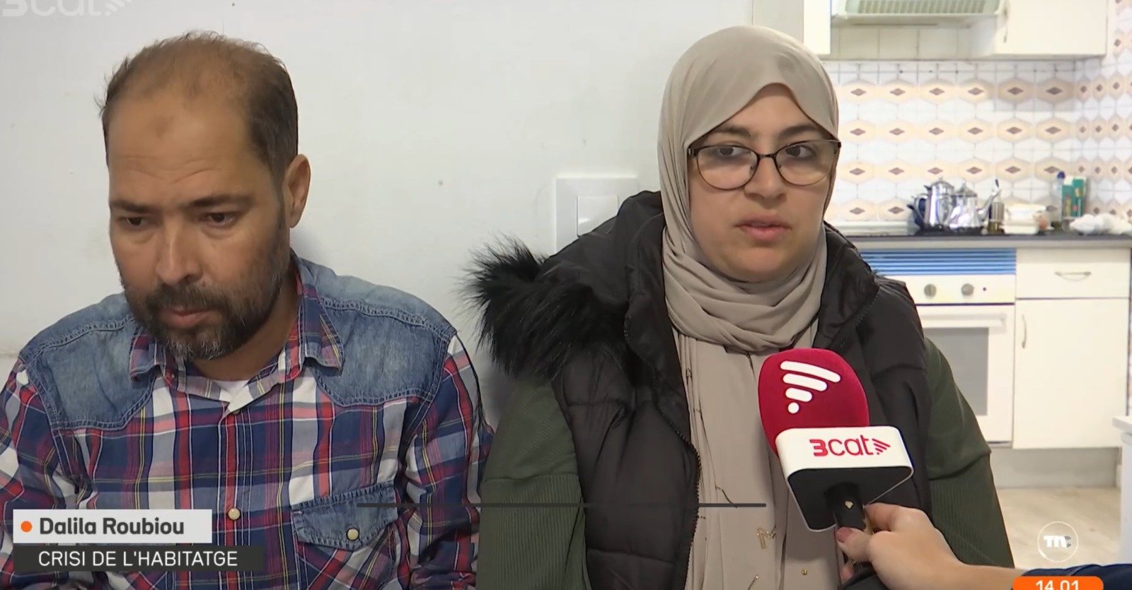 "Una familia con cuatro hijos menores ocupa un piso municipal desde hace un año. El Ayuntamiento ha denunciado la ocupación del piso por darlo a otra familia de la bolsa municipal de vivienda" "Una familia con cuatro hijos menores ocupa un piso municipal desde hace un año. El Ayuntamiento ha denunciado la ocupación del piso por darlo a otra familia de la bolsa municipal de vivienda"