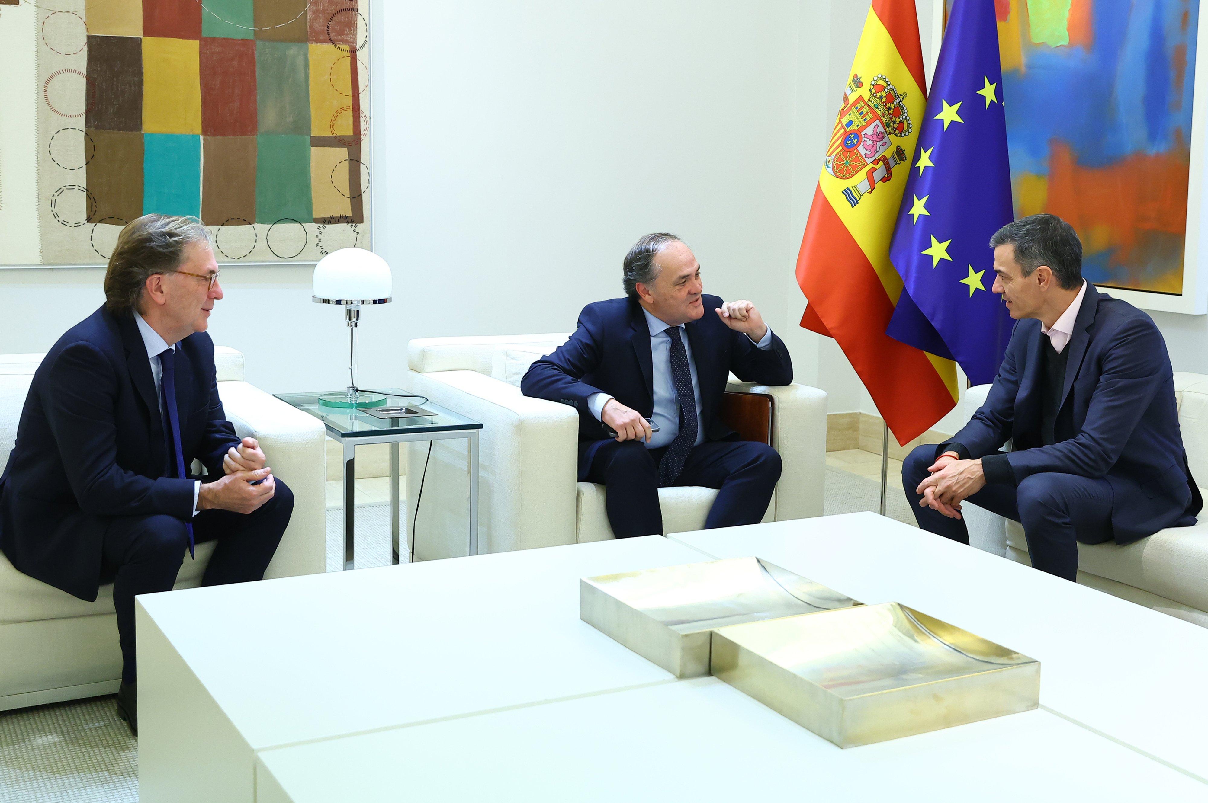Pedro Sánchez conversa con Jokin Aperribay ante la atenta mirada de su hermano Ibon Pedro Sánchez conversa con Jokin Aperribay ante la atenta mirada de su hermano Ibon