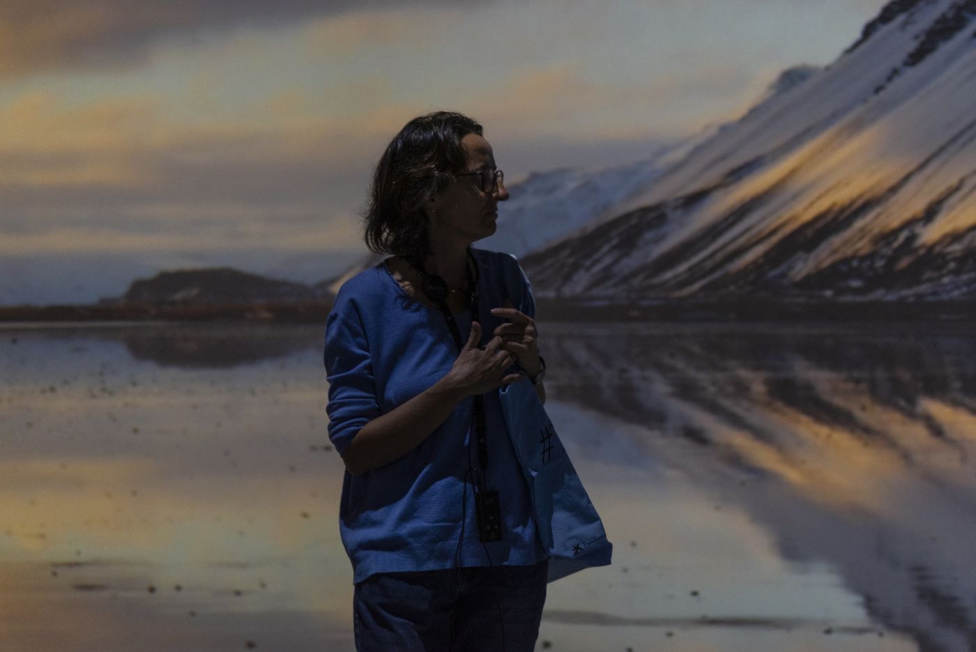 Inma admirando una de las experiencias inmersivas de la muestra Somos Naturaleza en CaixaForum Barcelona Inma admirando una de las experiencias inmersivas de la muestra Somos Naturaleza en CaixaForum Barcelona