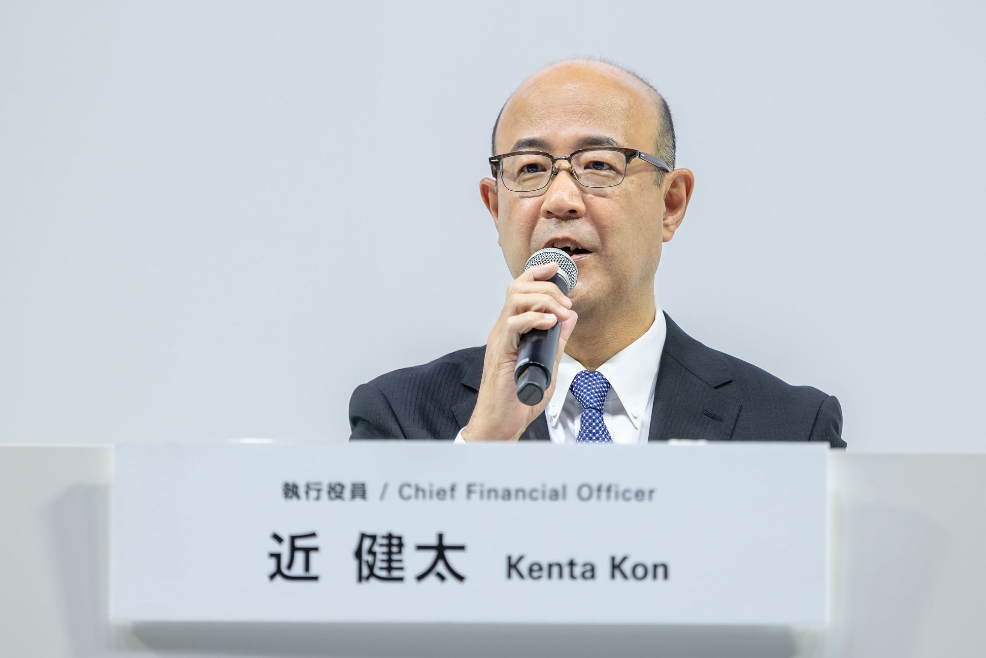 Kenta Kon, director financiero de Toyota, ha estimado un impacto negativo de 8.220 millones para el conjunto del ejercicio por los aranceles de EEUU, pero ha mejorado las previsiones Kenta Kon, director financiero de Toyota, ha estimado un impacto negativo de 8.220 millones para el conjunto del ejercicio por los aranceles de EEUU, pero ha mejorado las previsiones
