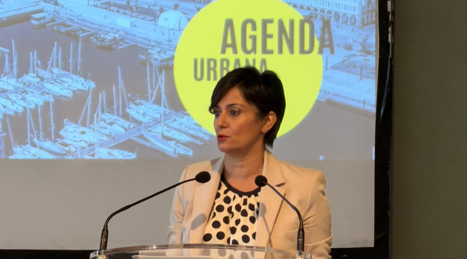 El ministerio insiste en mirar para otro lado y se limita a hacer anuncios sin ninguna gracia, mientras socialistas y sumaritas proponen ideas a cada cual peor