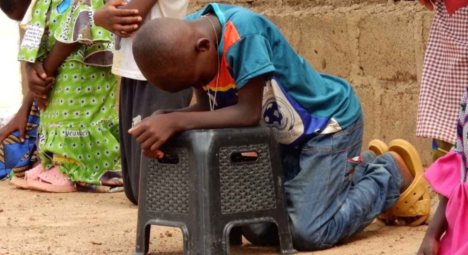 Niño de Burkina Faso rezando / Foto: ACN
