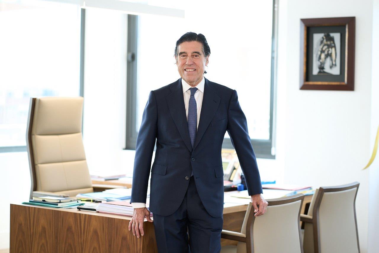 En pleno proceso de adelgazamiento infinito, Sacyr celebró su Junta General de Accionistas, en la que pudimos ver a su presidente, Manuel Manrique, más combativo que nunca, afeando al Gobierno que no tomara ya una decisión e implantara el pago por uso en las carreteras españolas