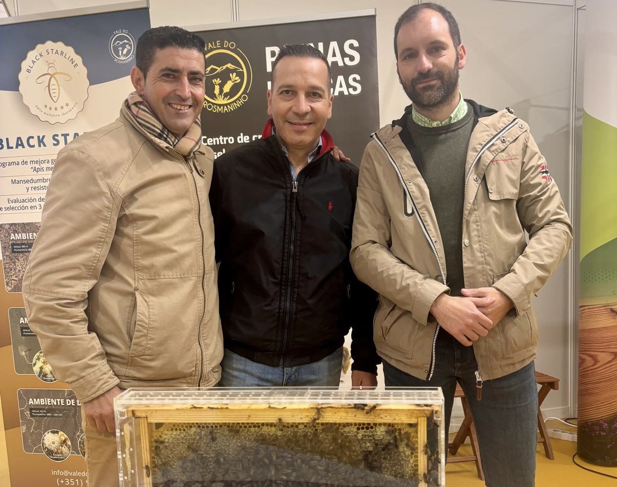 Oscar Fernández (en medio en la foto)