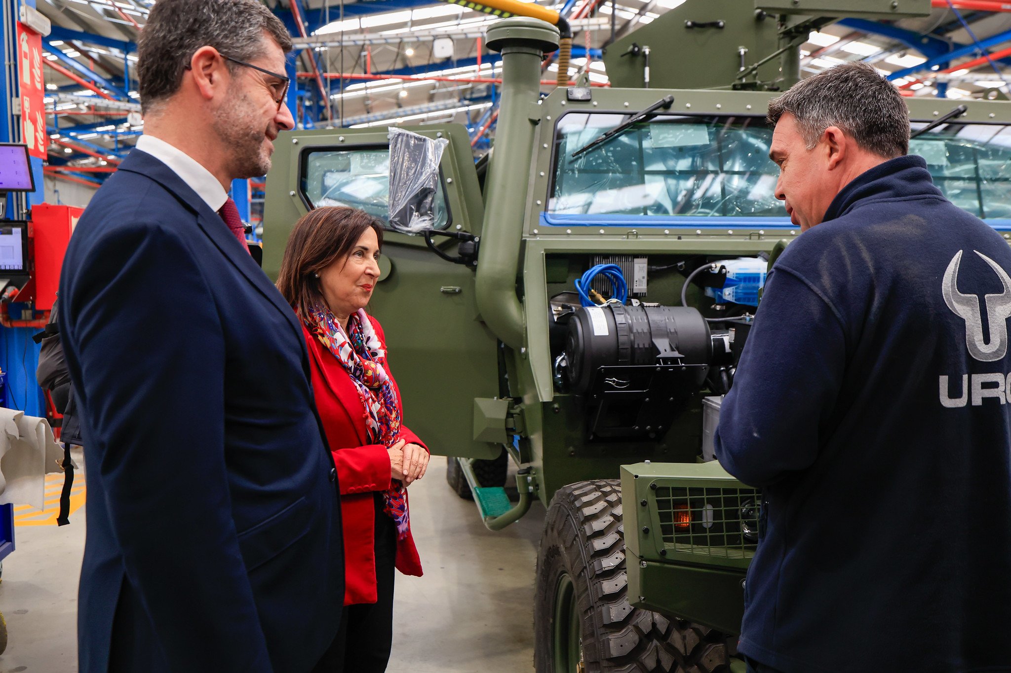 Margarita Robles, durante su visita a la planta de Urovesa, junto al presidente y CEO de la compañía, Justo Sierra