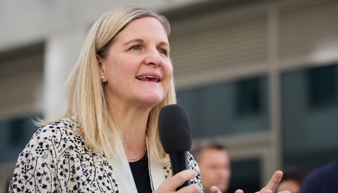 El Comité Olímpico Internacional (COI) eligió este mismo año de forma mayoritaria a Kirsty Coventry como su décima presidenta. En su discurso declaraba como prioridad "Garantizar la equidad en el deporte femenino"