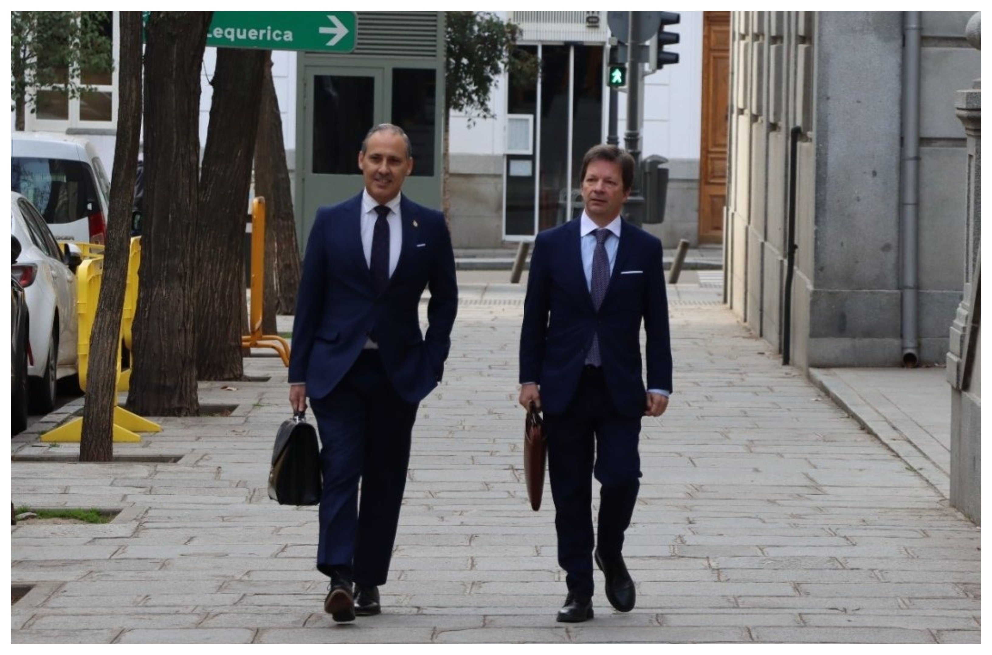 Varapalo de Eugenio Ribón (a la derecha, en la imagen), decano del Colegio de Abogados de Madrid (ICAM) al fiscal general: es algo "de inusitada gravedad para el derecho de defensa" Varapalo de Eugenio Ribón (a la derecha, en la imagen), decano del Colegio de Abogados de Madrid (ICAM) al fiscal general: es algo "de inusitada gravedad para el derecho de defensa"