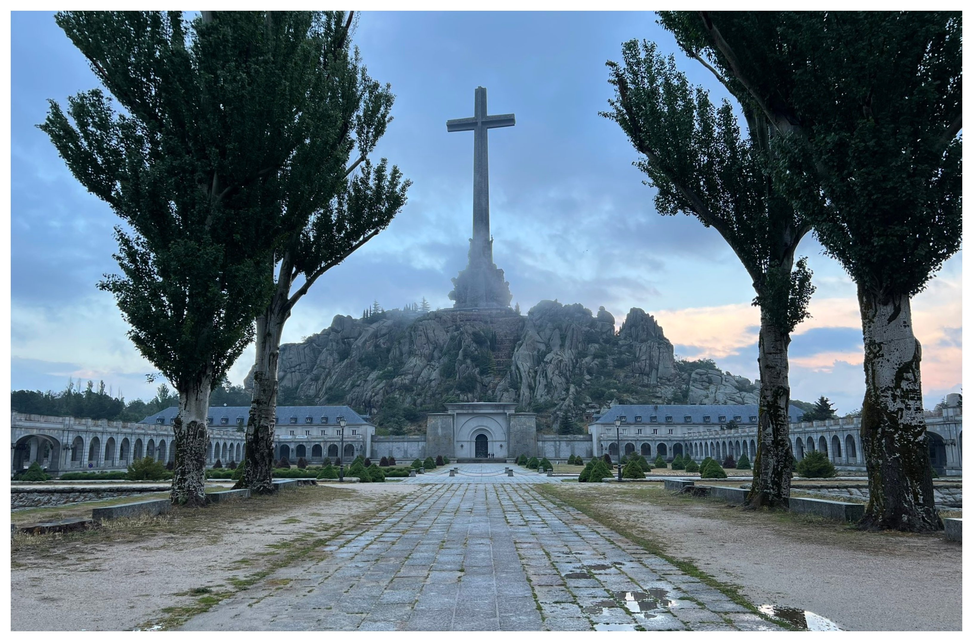 El proyecto ganador del muy re-significador proceso se llama 'La Base y la Cruz". ¡Ah!, ¿entonces respetan la cruz? No, lo que ocurre es que derribar esa cruz supone una obra de ingeniería de carácter incierto