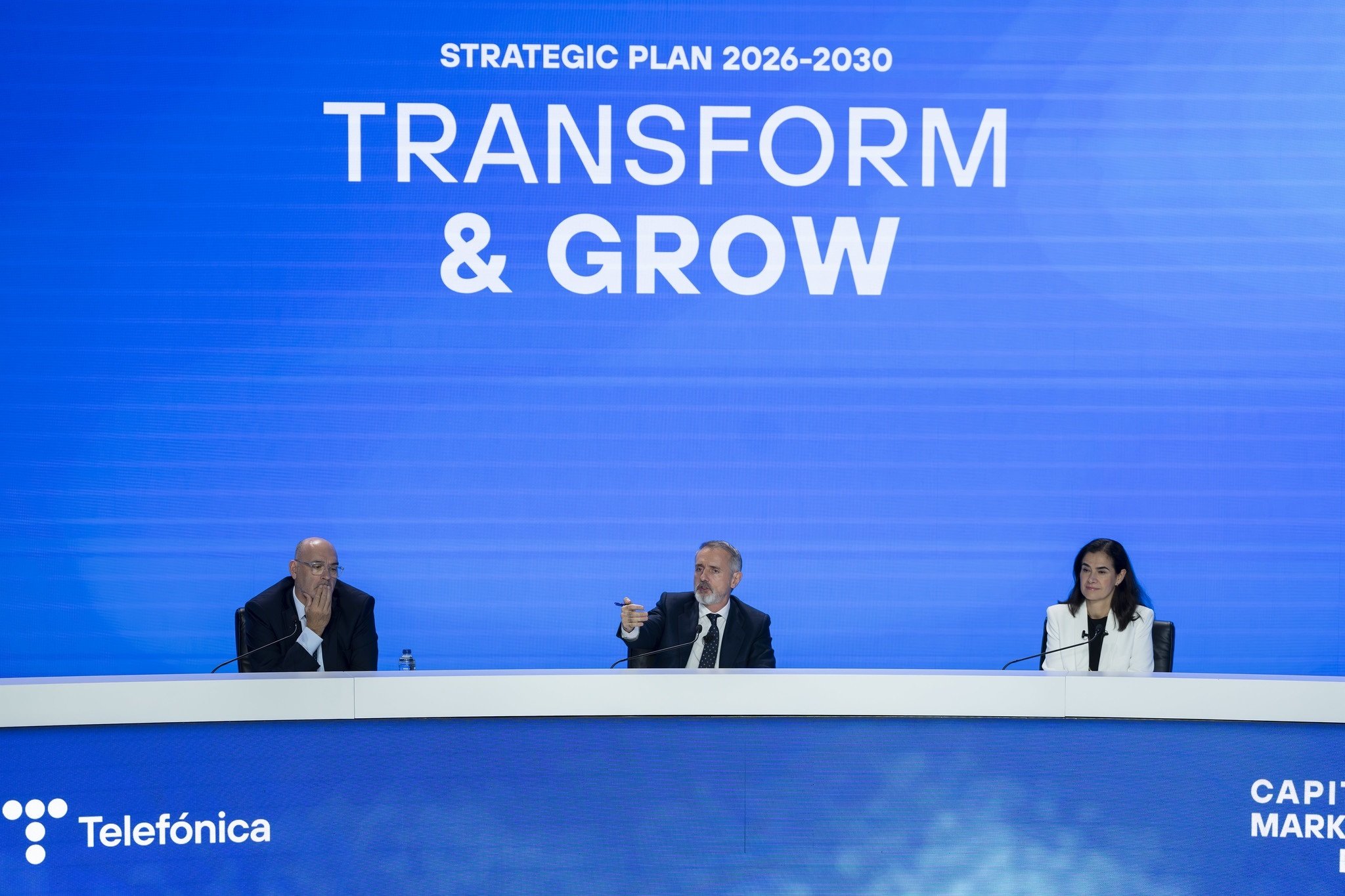 Uno de los objetivos de Murtra: despedir a Laura Abasolo (derecha de la imagen), humillada por Emilio Gayo (izquierda de la imagen) en la reunión con los trabajadores. Con ello borrará el último vestigio Pallete... pero el PNV se enfadará: la quería en la Presidencia de la compañía. A lo mejor hay que darle el BBVA a cambio del cadáver de Laura