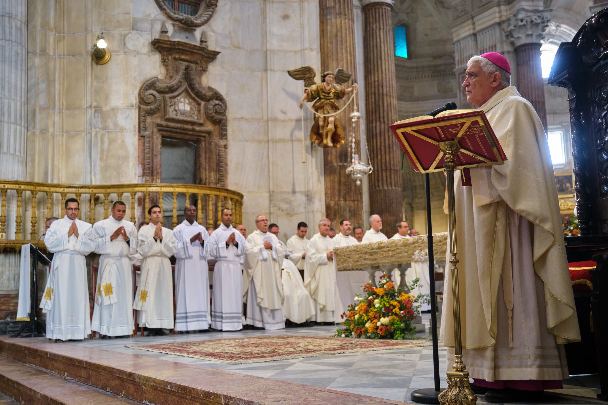 El obispo de Cádiz-Ceuta, Rafael Zornoza, durante la ordenación de sacerdotes, en octubre de 2024 / Foto: Flickr del obispado El obispo de Cádiz-Ceuta, Rafael Zornoza, durante la ordenación de sacerdotes, en octubre de 2024 / Foto: Flickr del obispado