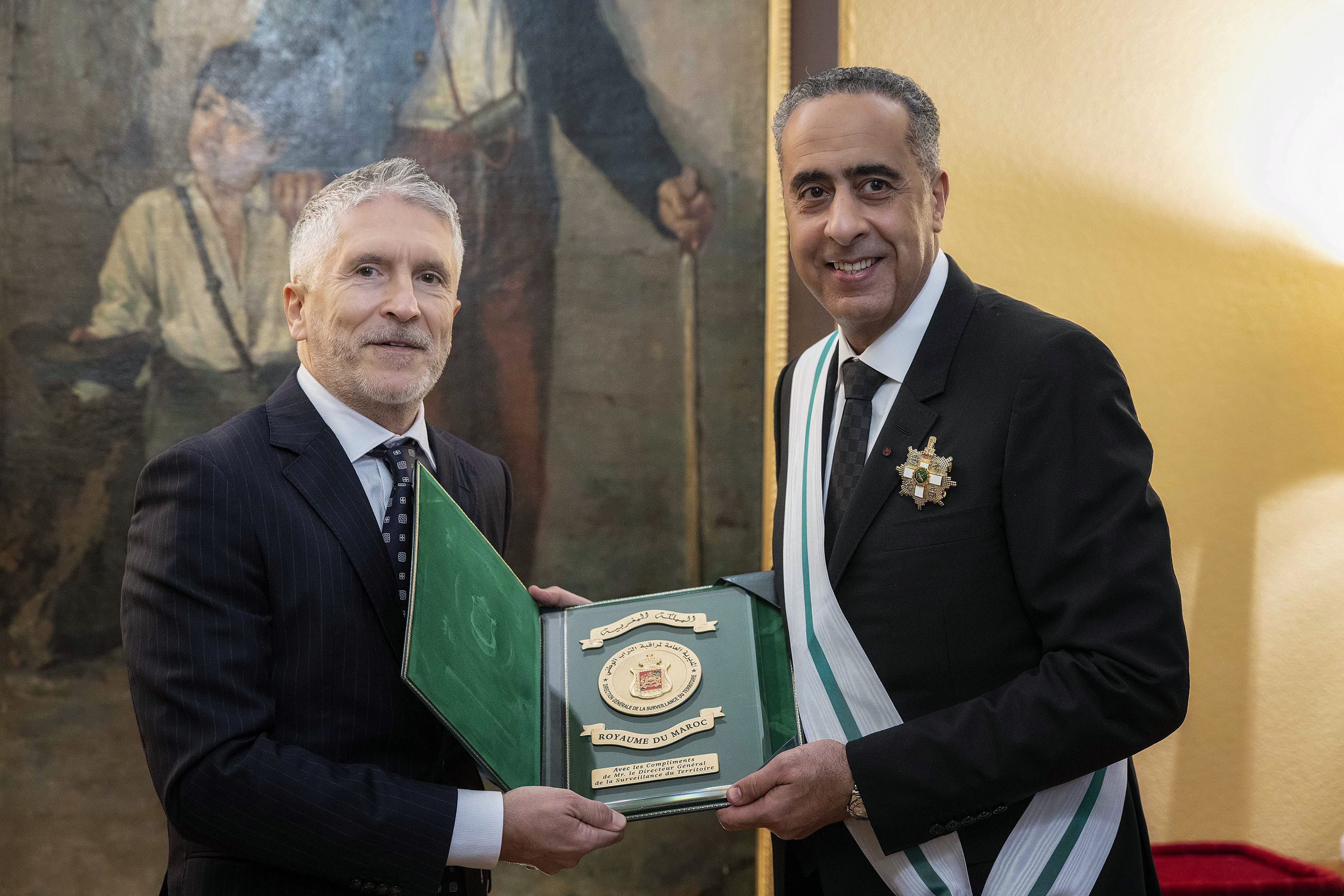 No deja de ser cuanto menos curioso que el ministro del Interior, Fernando Grande Marlaska, haya entregado este martes la condecoración de la Gran Cruz de la Orden del Mérito de la Guardia Civil al director general de Seguridad Territorial y de Seguridad Nacional de Marruecos, Abdellatif Hammouchi No deja de ser cuanto menos curioso que el ministro del Interior, Fernando Grande Marlaska, haya entregado este martes la condecoración de la Gran Cruz de la Orden del Mérito de la Guardia Civil al director general de Seguridad Territorial y de Seguridad Nacional de Marruecos, Abdellatif Hammouchi