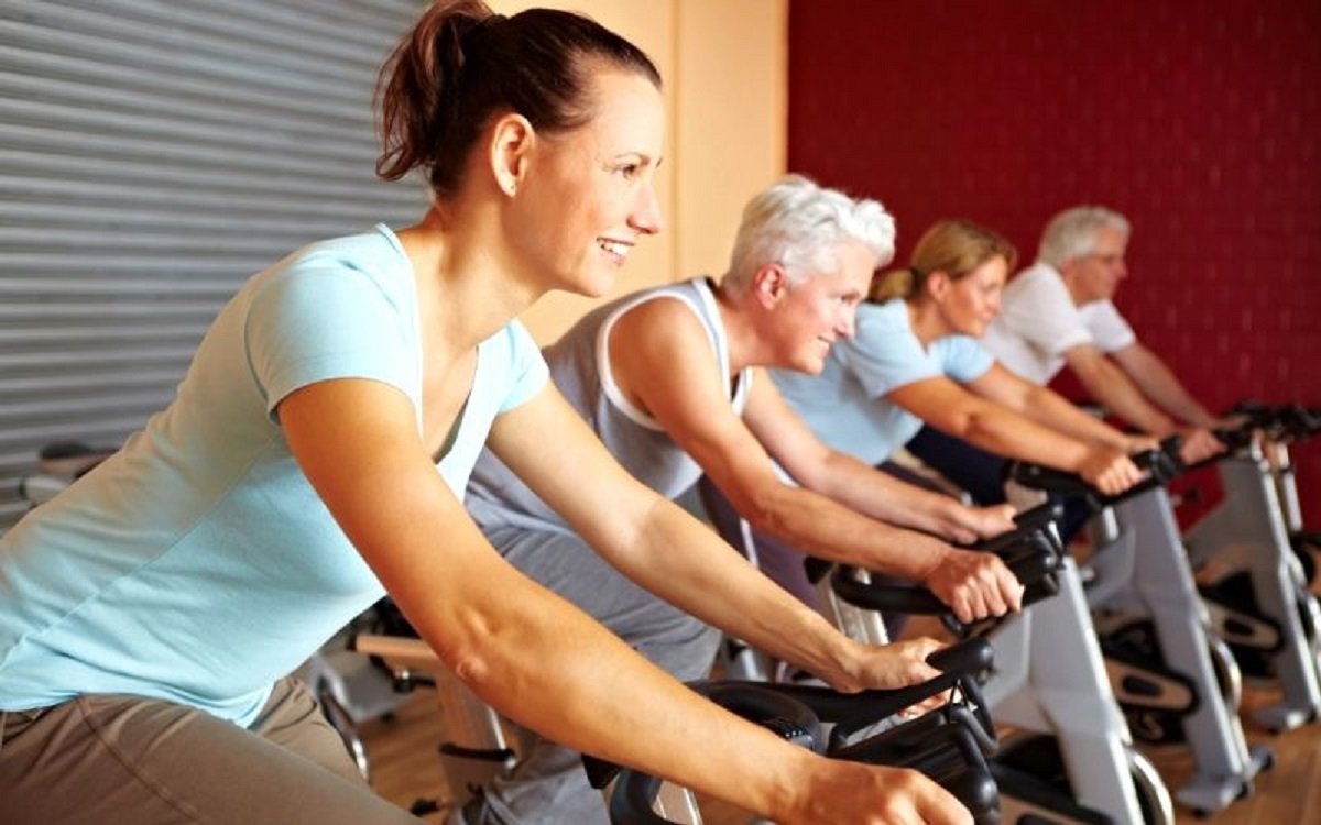 Compartir la práctica con amigos o familiares ayuda a mantener la motivación y disfrutar del proceso Compartir la práctica con amigos o familiares ayuda a mantener la motivación y disfrutar del proceso