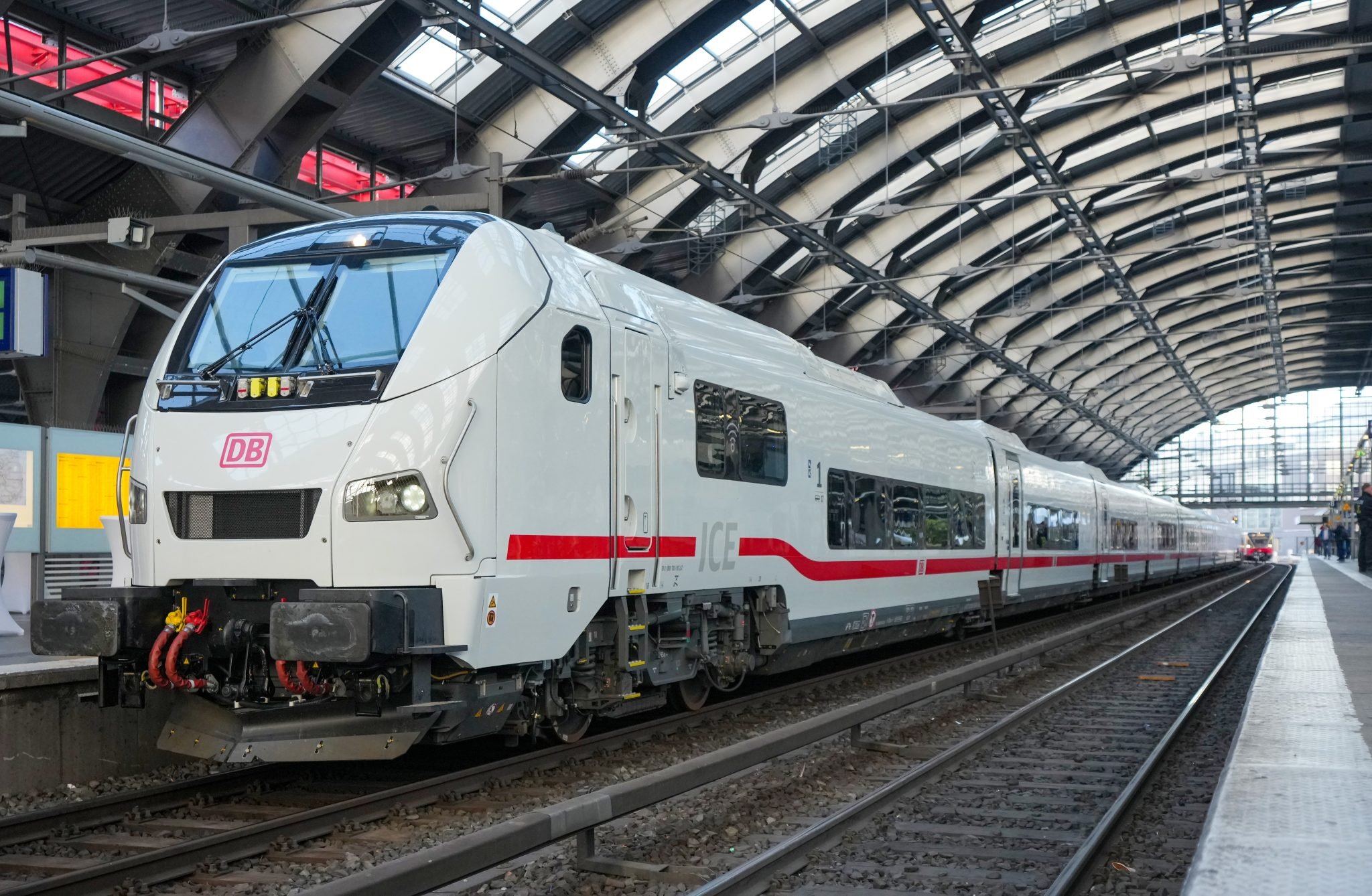 En el tercer trimestre Deutsche Bahn (DB) ha registrado la certificación y entrega de las primeras unidades Talgo 230, que prestarán servicio bajo el nombre ICE L a partir de diciembre