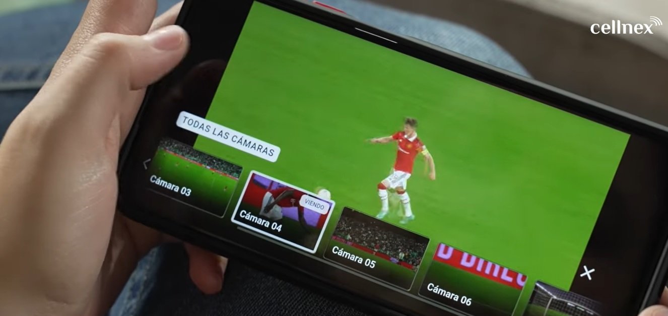 “Esto permite, además, que los aficionados, en el estadio, puedan convertirse en su propio director de televisión y que puedan ver el partido en directo, pero también en su teléfono desde múltiples ángulos de cámara” “Esto permite, además, que los aficionados, en el estadio, puedan convertirse en su propio director de televisión y que puedan ver el partido en directo, pero también en su teléfono desde múltiples ángulos de cámara”