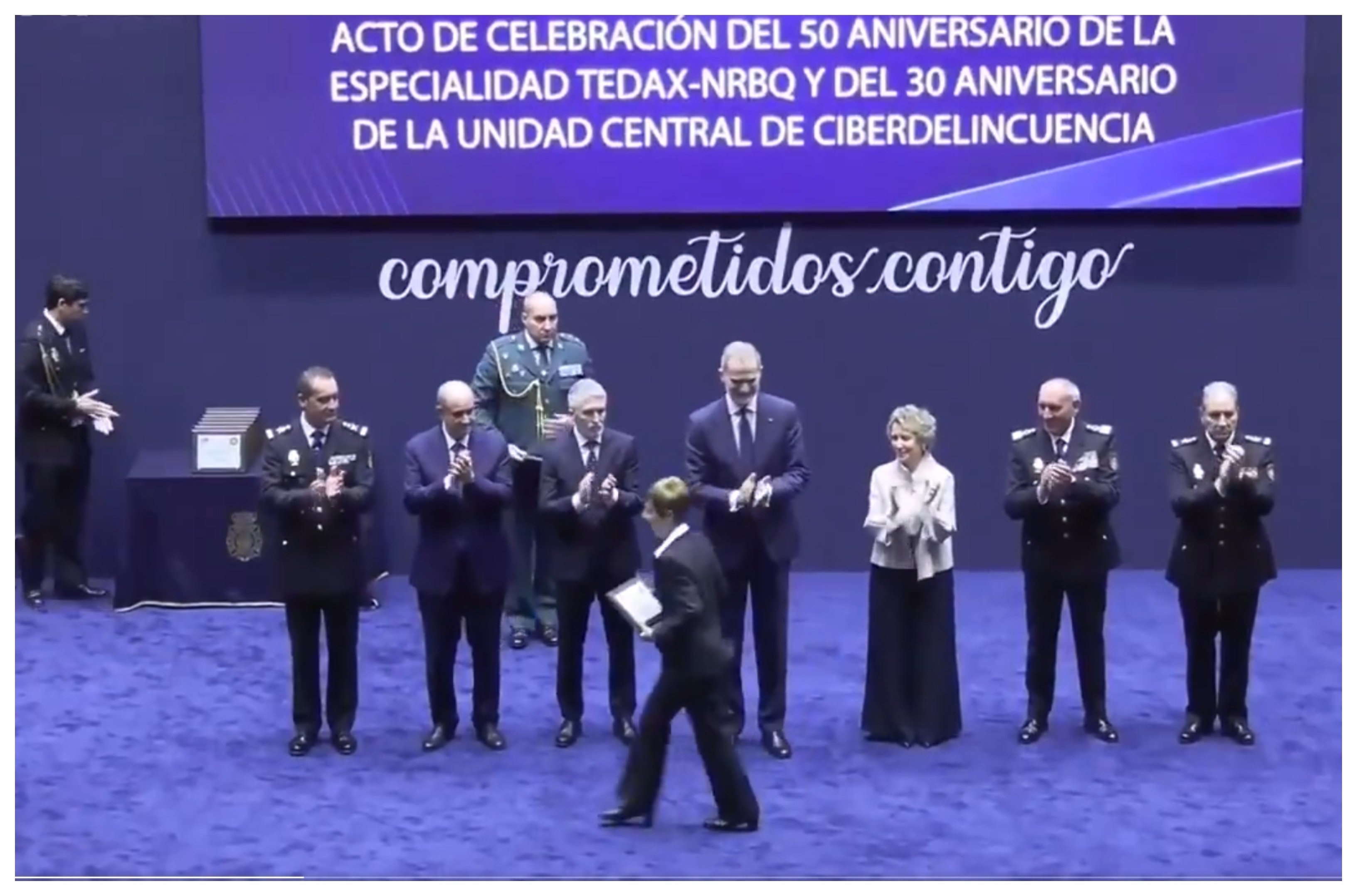 El Rey entrega reconocimientos a los familiares de los 14 Tédax caídos en acto de servicio... y todos ellos le niegan el saludo a Marlaska