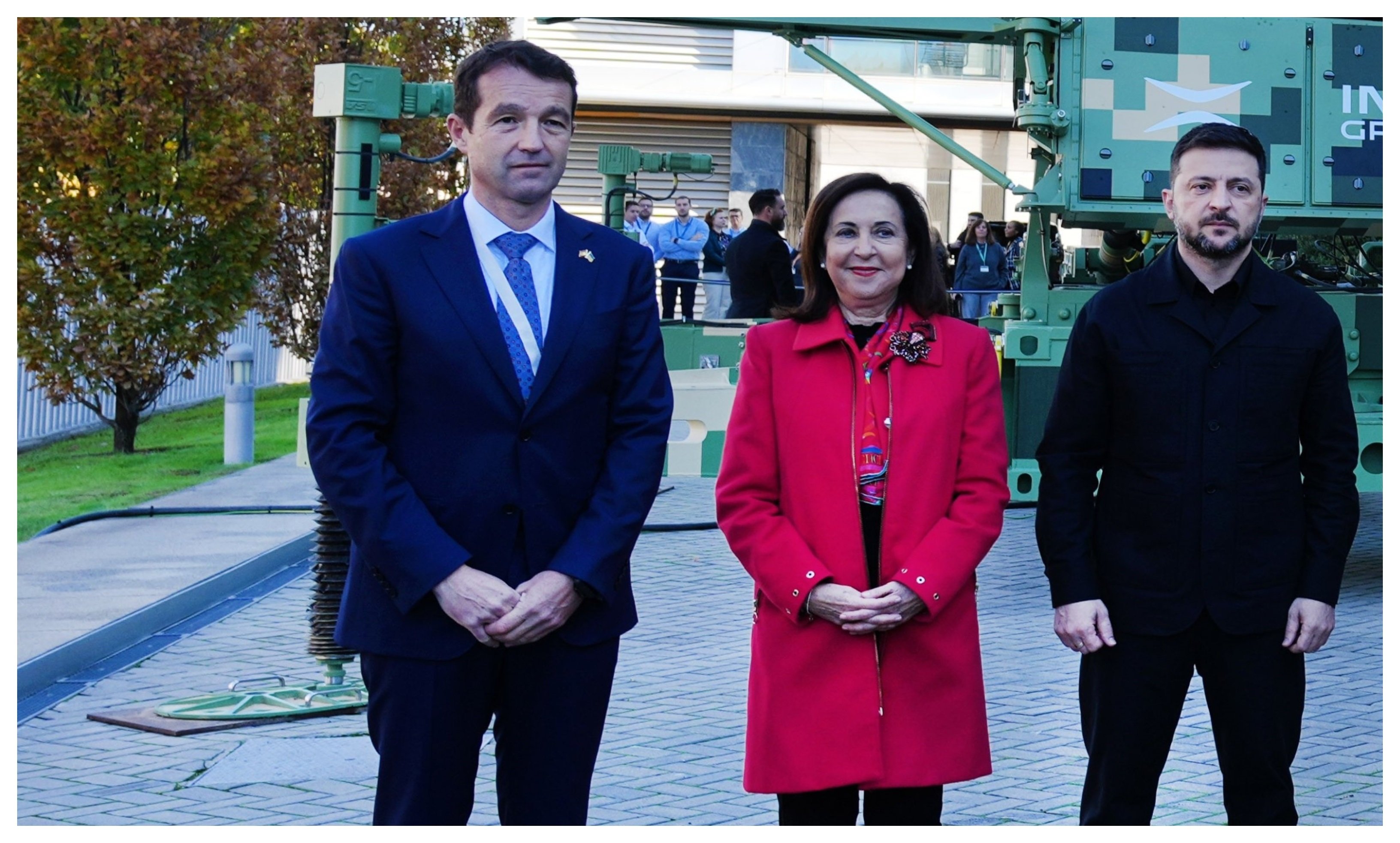 Zelenski descubrió el martes, durante su visita a la compañía, junto a una Margarita Robles ante la cámaras de sonrisa eléctrica hacia el presidente de Indra, Ángel Escribano, dos semanas después de quejarse por los retrasos en las entregas de material militar... que Indra necesita productos, además de diseño Zelenski descubrió el martes, durante su visita a la compañía, junto a una Margarita Robles ante la cámaras de sonrisa eléctrica hacia el presidente de Indra, Ángel Escribano, dos semanas después de quejarse por los retrasos en las entregas de material militar... que Indra necesita productos, además de diseño
