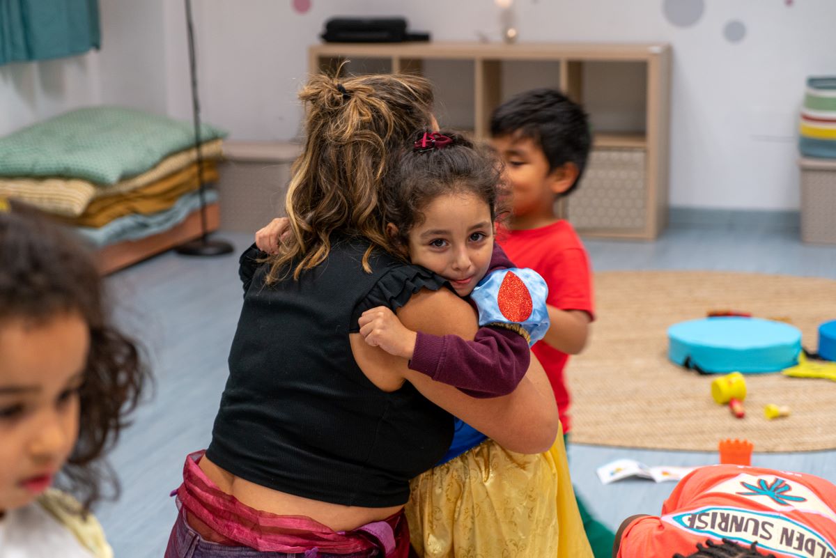 Una niña abrazando a una de las educadoras de CaixaProinfancia en la entidad Gazteleku de Bilbao Una niña abrazando a una de las educadoras de CaixaProinfancia en la entidad Gazteleku de Bilbao