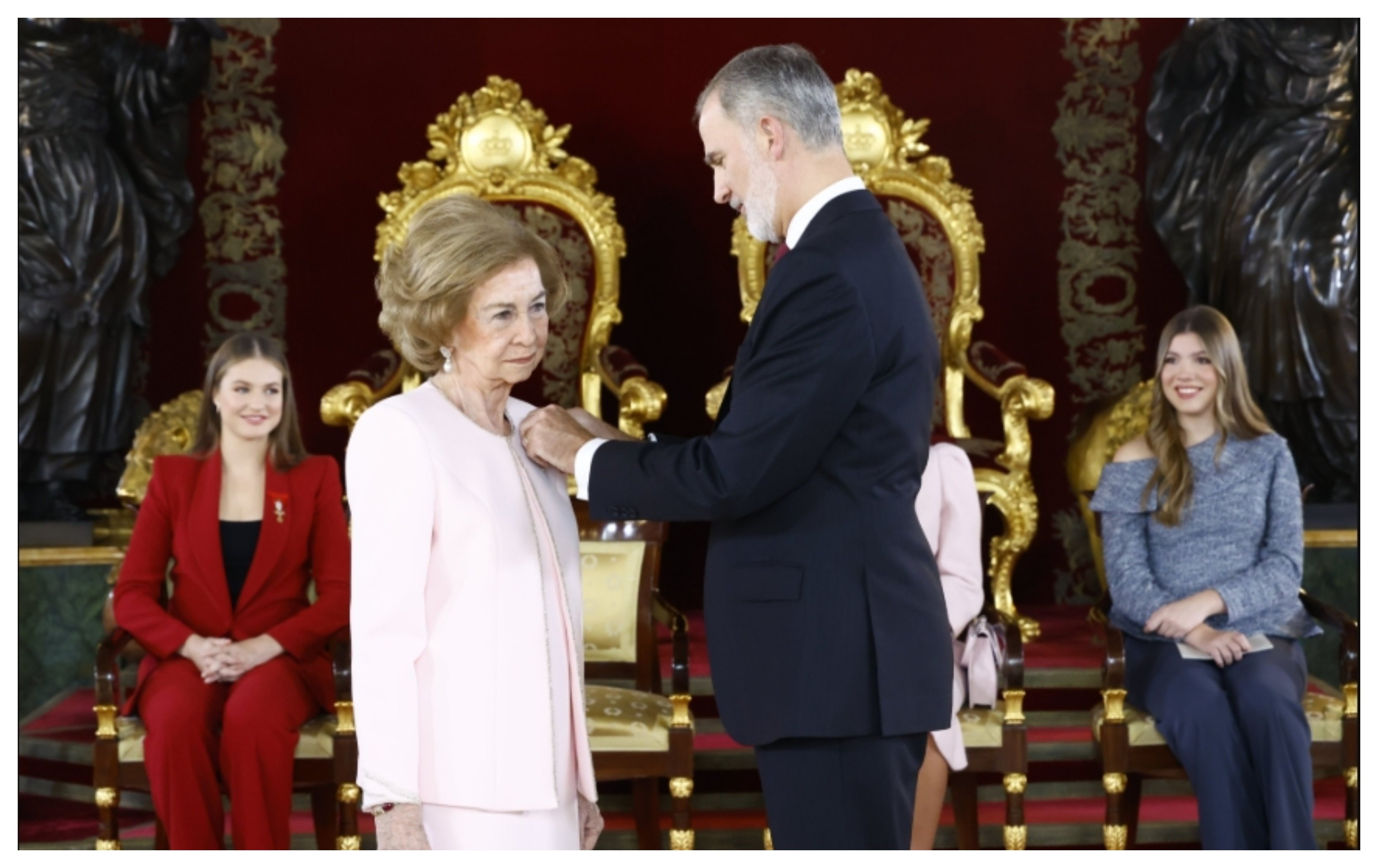Y hasta por su propia esposa, la reina Sofía, que acepta el Toisón de Oro de manos de sus hijos en un aniversario en el que falta su esposo