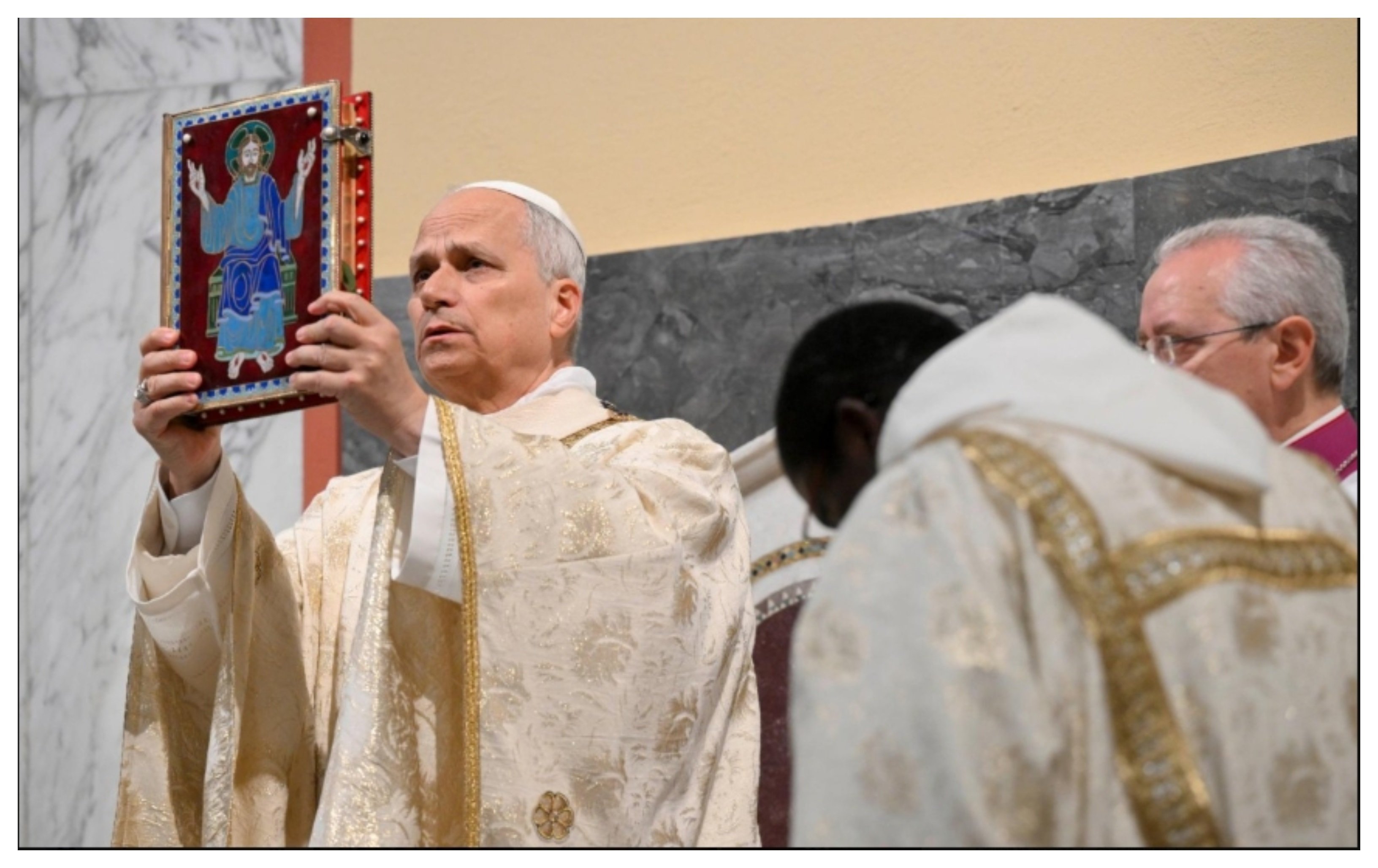 León XIV asegura que se siente desafiado pero no abrumado. Pues yo a veces preferiría que se sintiera abrumado por el desafío y diera un puñetazo encima de la mesa. Si no, obligará a actuar a la cabeza del Cuerpo Místico. Y eso a mí me asusta