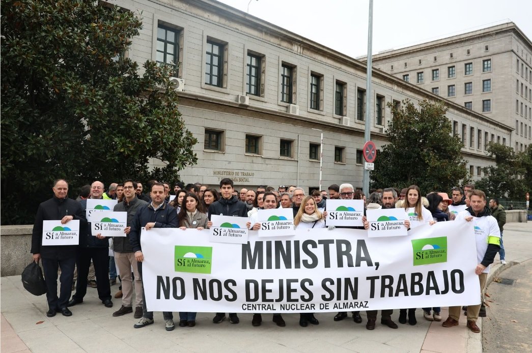 Concentración en defensa de la central nuclear de Almaraz ante el Ministerio de Trabajo que dirige Yolanda Díaz Concentración en defensa de la central nuclear de Almaraz ante el Ministerio de Trabajo que dirige Yolanda Díaz