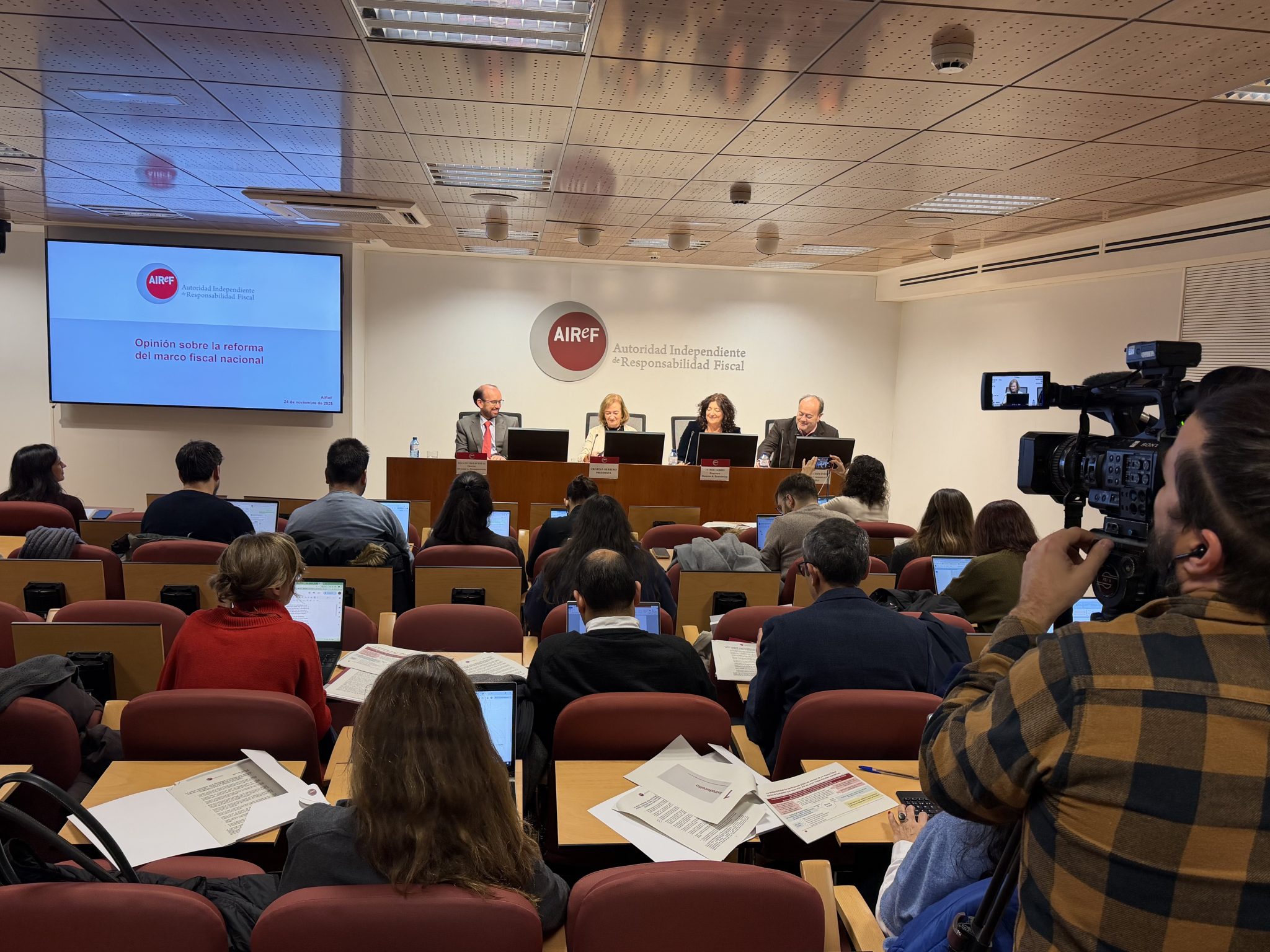 La AIReF recuerda que, en España, el desarrollo del marco fiscal nacional actual se produjo tras la crisis financiera y de la mano de la legislación europea, desde su puesta en marcha, el organismo ha venido identificando debilidades en su funcionamiento derivadas tanto de su diseño como de su aplicación práctica La AIReF recuerda que, en España, el desarrollo del marco fiscal nacional actual se produjo tras la crisis financiera y de la mano de la legislación europea, desde su puesta en marcha, el organismo ha venido identificando debilidades en su funcionamiento derivadas tanto de su diseño como de su aplicación práctica