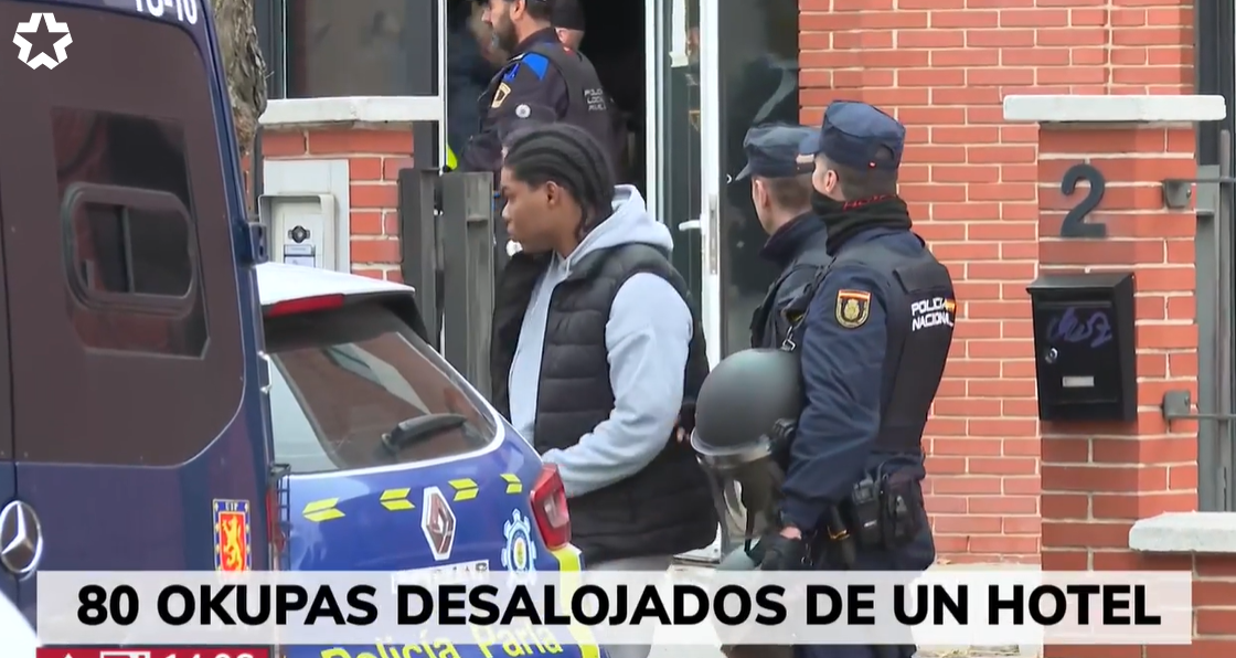 La okupación ha durado poco, y es que la Policía Nacional ha desalojado a los okupas horas después. Además han detenido a diez personas por los delitos de atentado a la autoridad y estancia ilegal en España La okupación ha durado poco, y es que la Policía Nacional ha desalojado a los okupas horas después. Además han detenido a diez personas por los delitos de atentado a la autoridad y estancia ilegal en España