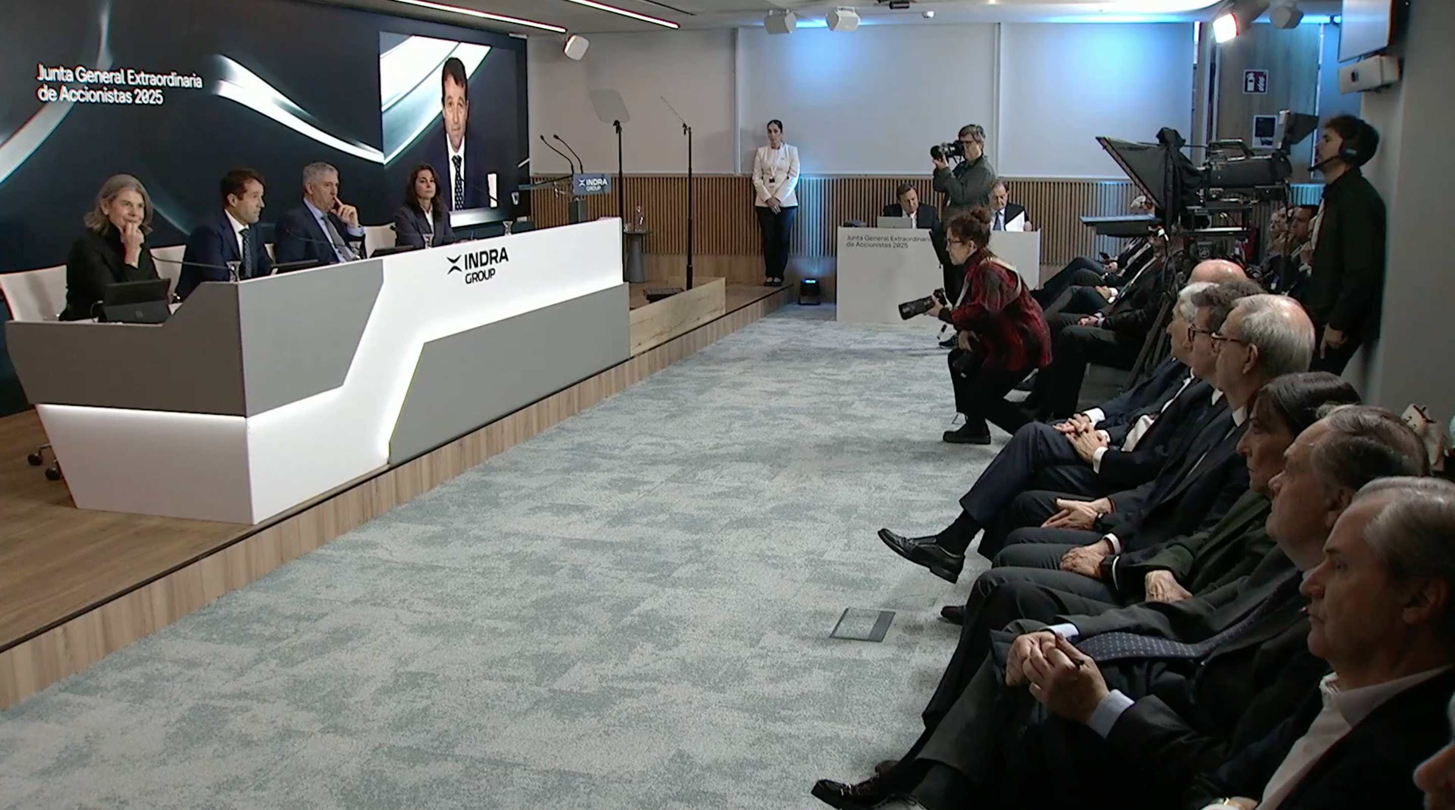 En la mesa, de izquierda a derecha: Ana María Sala, secretaria del Consejo, Ángel Escribano, presidente ejecutivo, José Vicente de los Mozos, consejero delegado, y Virginia Arce, vicepresidenta y consejera coordinadora de INDRA En la mesa, de izquierda a derecha: Ana María Sala, secretaria del Consejo, Ángel Escribano, presidente ejecutivo, José Vicente de los Mozos, consejero delegado, y Virginia Arce, vicepresidenta y consejera coordinadora de INDRA