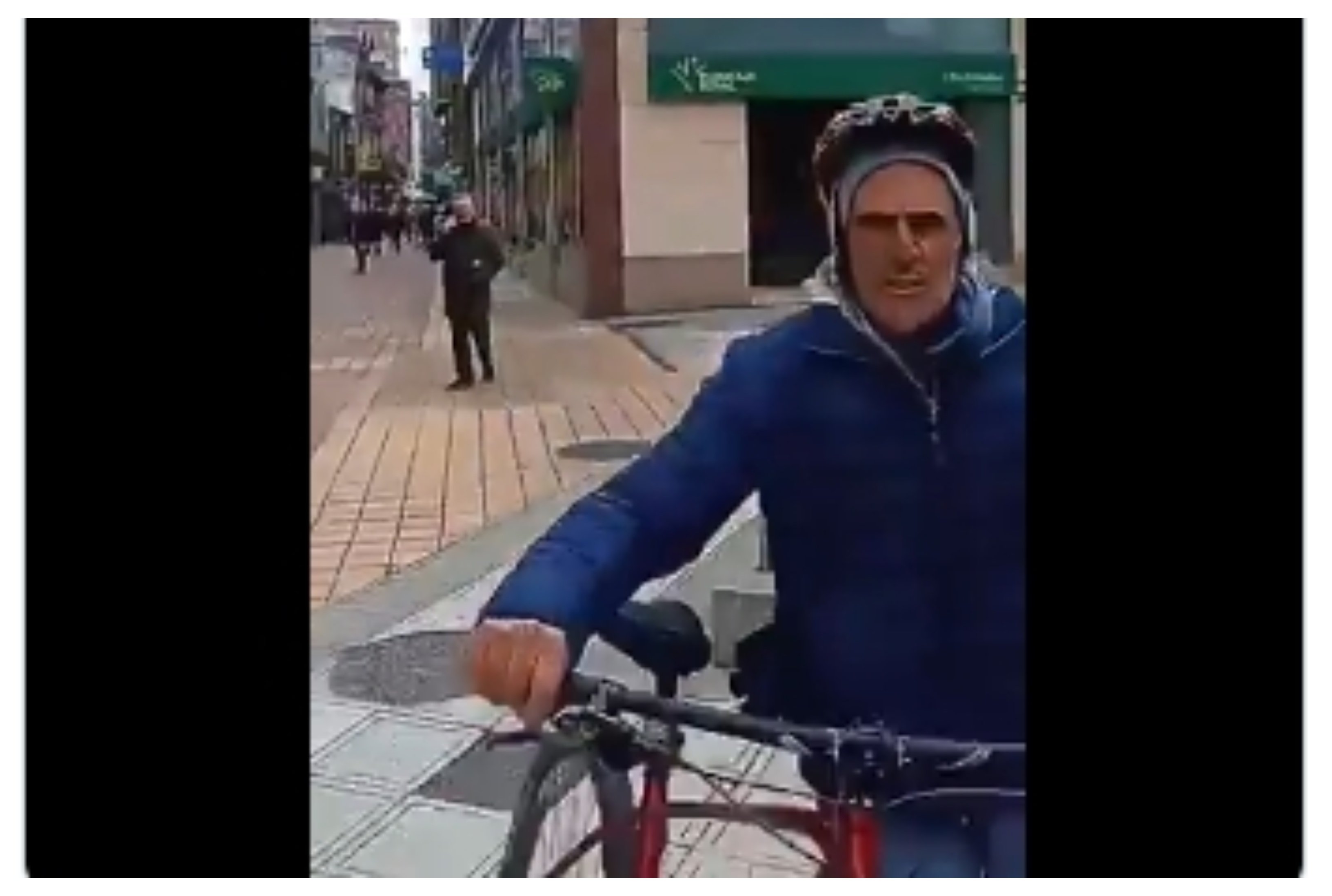 "¡Os quemo con gasolina, hijos de put*!": un hombre increpa a los miembros de una carpa de Vox, en Ponferrada