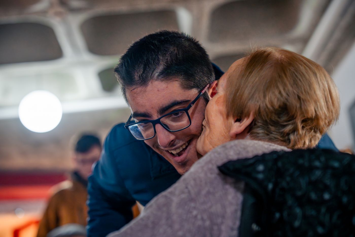 Adrián Casado, voluntario de Respirávila, con Luisa Holgado, que vive en la residencia de personas mayores de Ávila Adrián Casado, voluntario de Respirávila, con Luisa Holgado, que vive en la residencia de personas mayores de Ávila