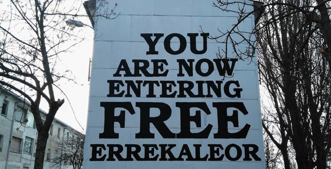 Siete patrullas de la Ertzaintza y tres de la Policía Local se personaron en el barrio de Errekaleor. Allí hay un edificio de propiedad municipal pero que lleva okupado doce años