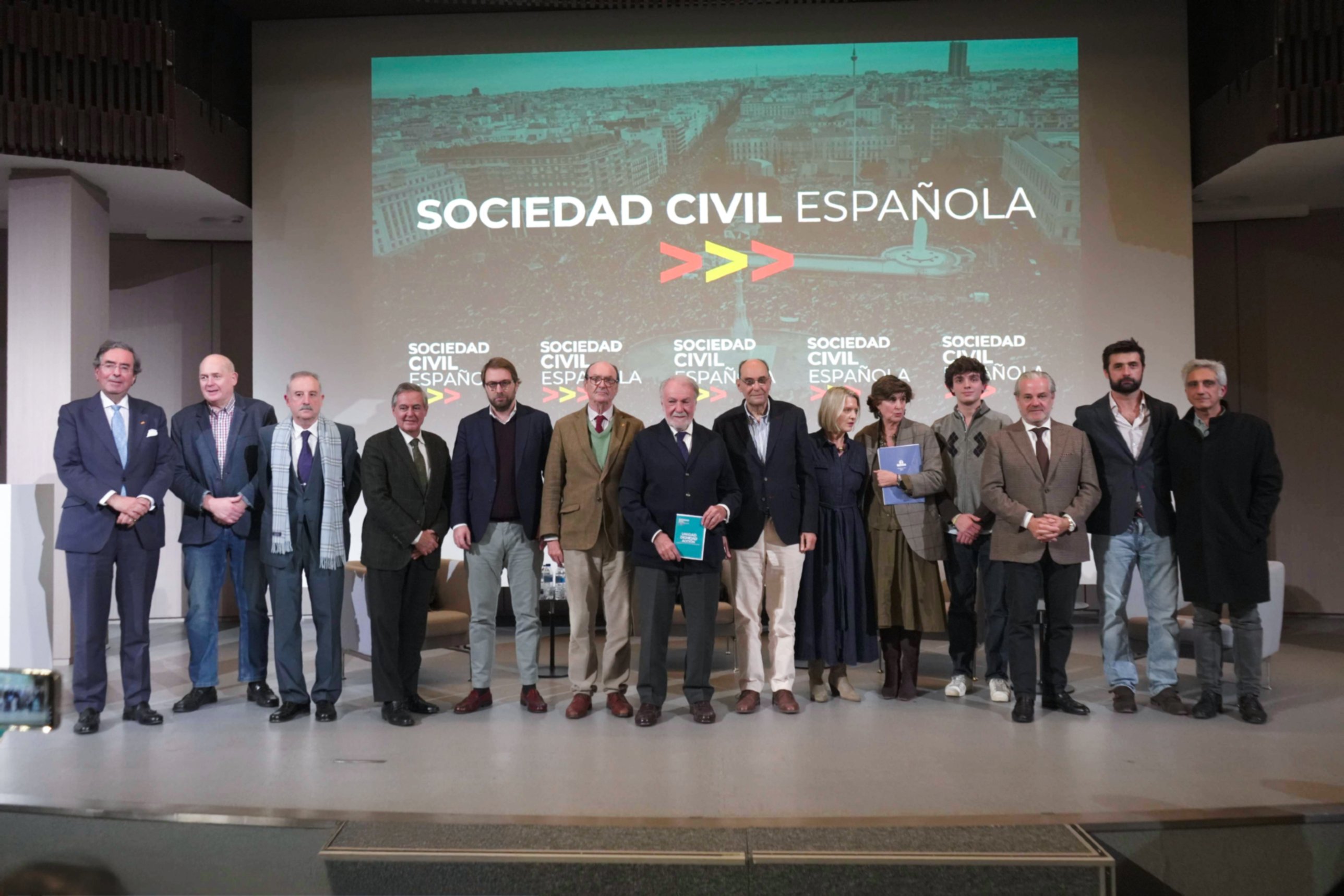 La plataforma Sociedad Civil Española fue presentada públicamente en la tarde de ayer como una iniciativa plural e independiente que agrupa a más de un centenar de asociaciones de toda España