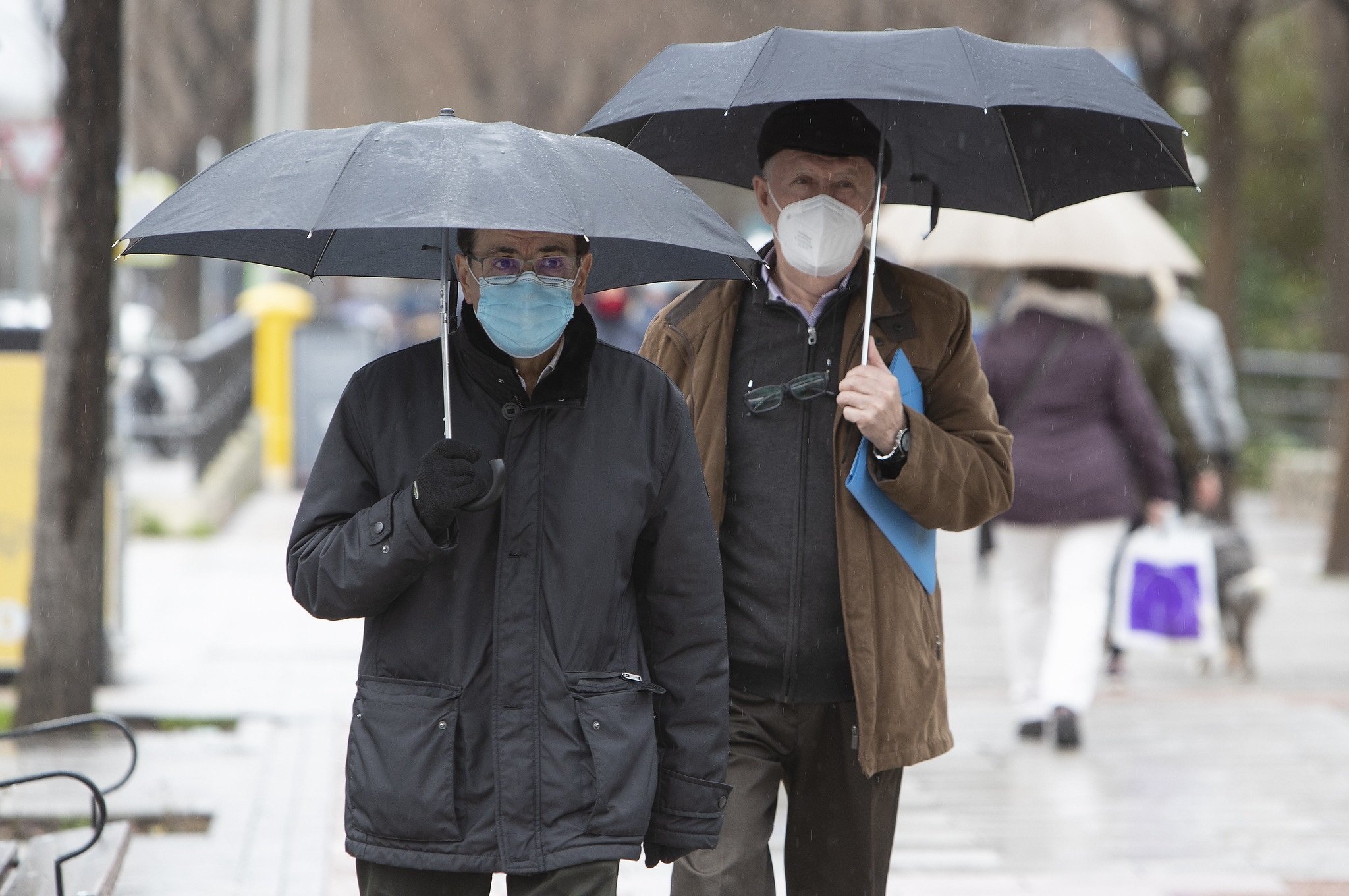Mónica García -¿podía ser otra?- ministra de Sanidad, ya intenta imponer de nuevo las mascarillas que, aunque algunos lo duden no son un instrumento de corrupción sino un supuesto aparato sanitario / Foto: Pablo Moreno