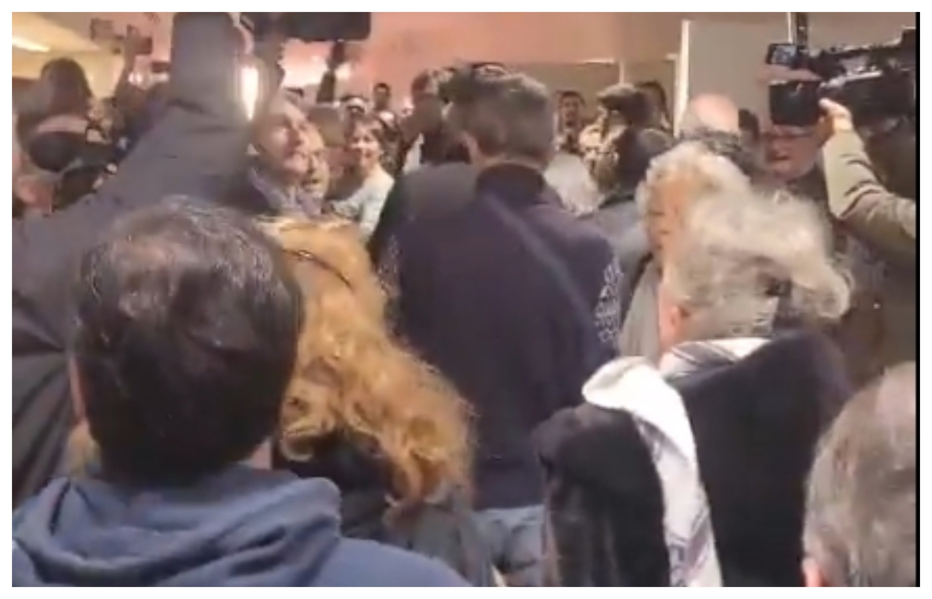 Activistas de grupos feministas en el vestíbulo del recinto, gritando insistentemente «vergüenza, mentiroso o fuera machistas, de nuestra biblioteca»
